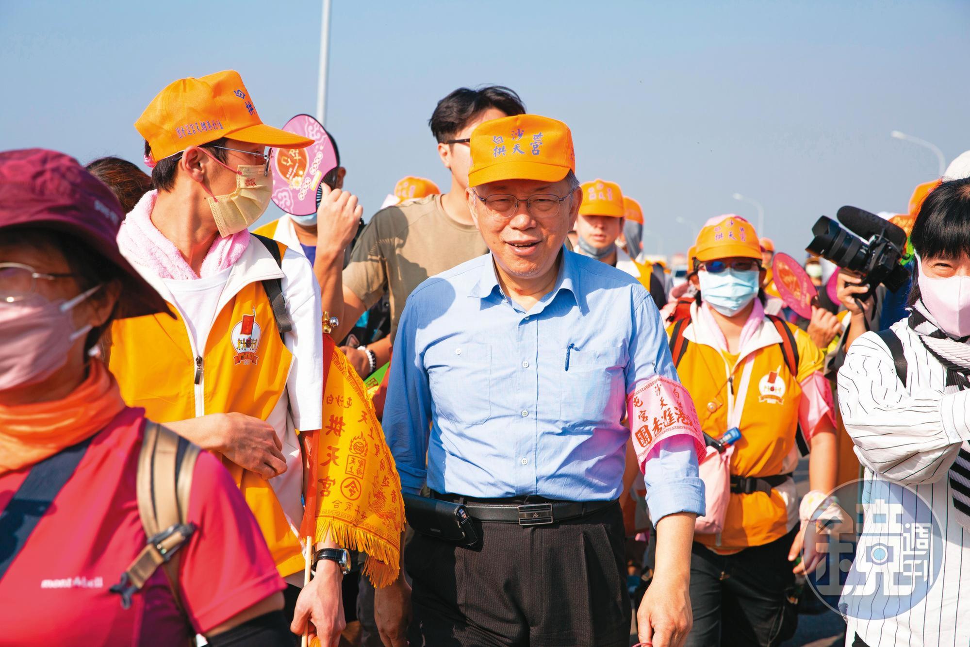 柯文哲首度參與白沙屯媽祖進香期間，郭台銘曾主動找柯想一起在活動上合體，卻大吃閉門羹。（攝影組）