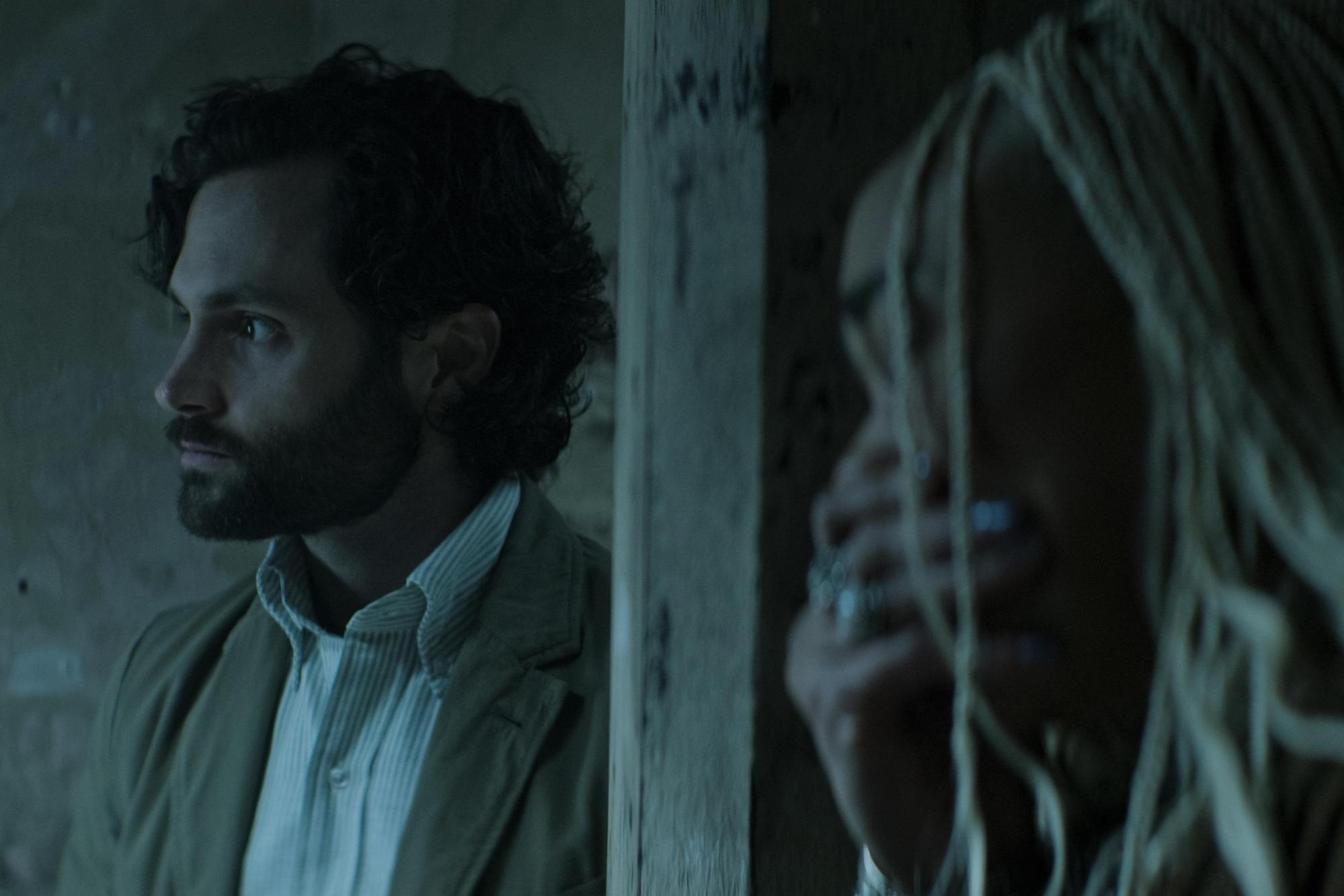潘巴奇利(左)詮釋的變態情人喬伊,眼神說變就變,讓人不寒而慄。(Netflix提供)