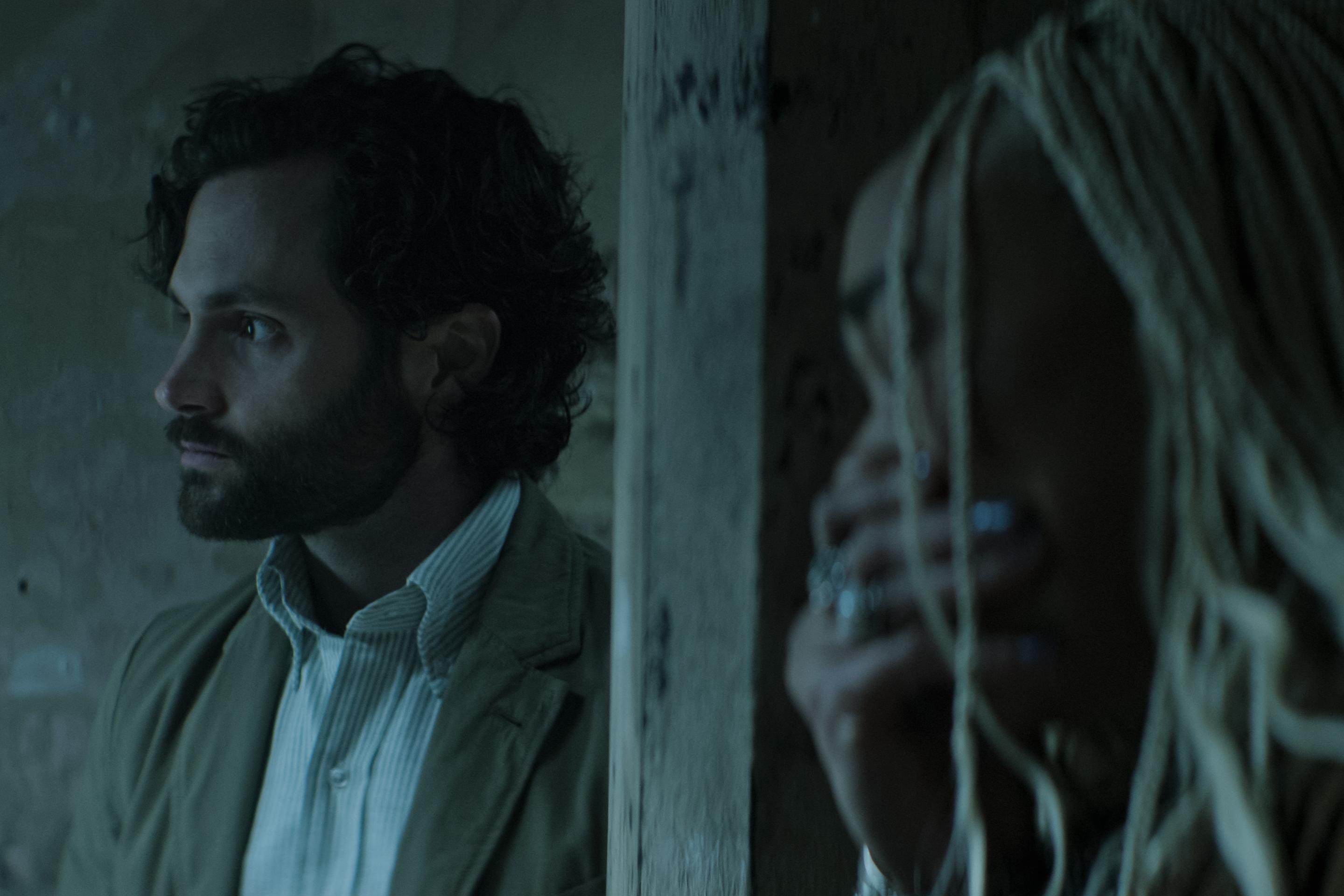 潘巴奇利(左)詮釋的變態情人喬伊,眼神說變就變,讓人不寒而慄。(Netflix提供)