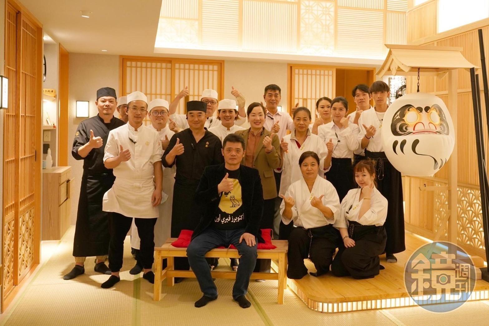 在上海擁有4家千坪店面的日本料理達人吳潘濱(前排中),決定耗資4千萬回台展店。(讀者提供)