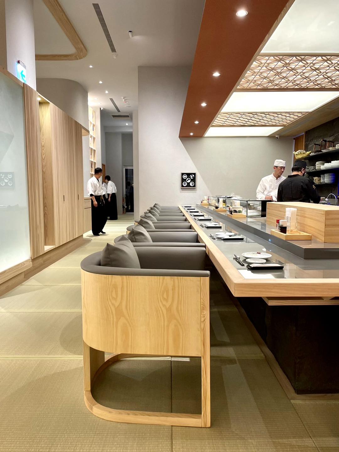 吳潘濱相當重視食安，在店內的吧台區跟包廂都必須先脫鞋才能進入。（讀者提供）