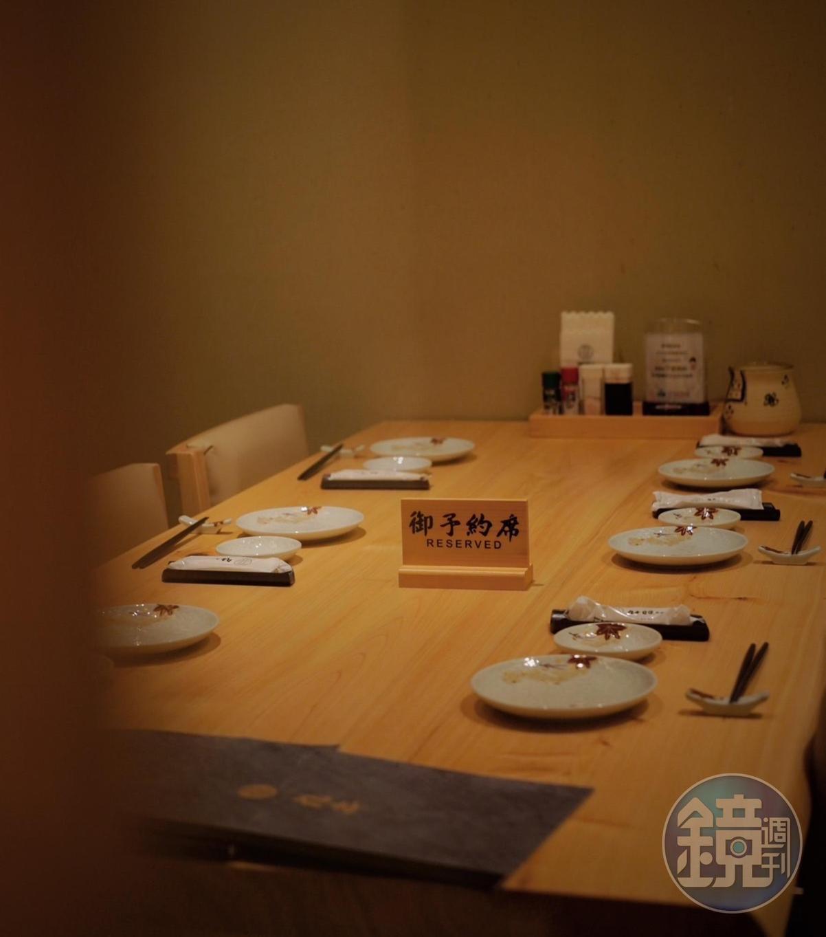 吳潘濱相當重視食安,在店內的吧台區跟包廂都必須先脫鞋才能進入。(讀者提供)