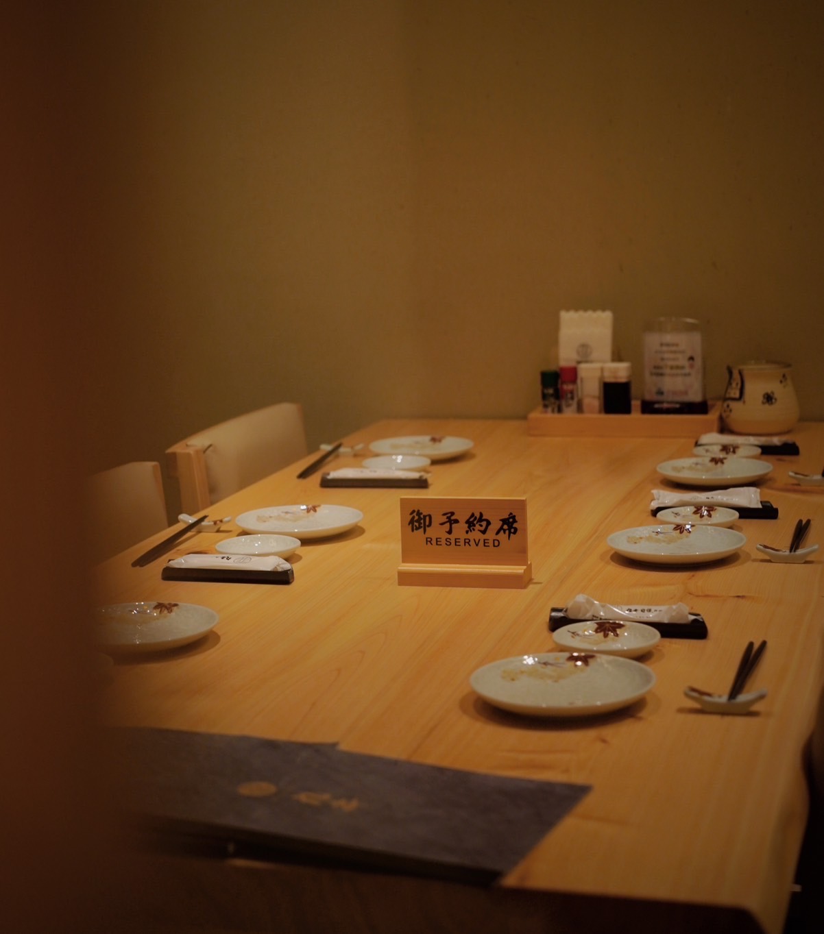 吳潘濱相當重視食安，在店內的吧台區跟包廂都必須先脫鞋才能進入。（讀者提供）