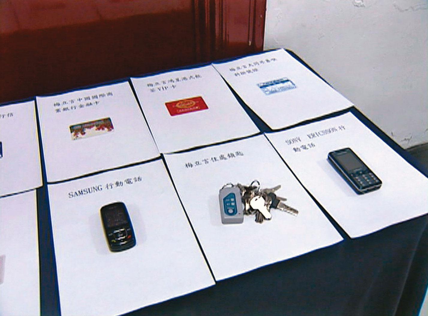命案偵破後,警方展示鑰匙、手機等贓證物。(東森新聞提供)
