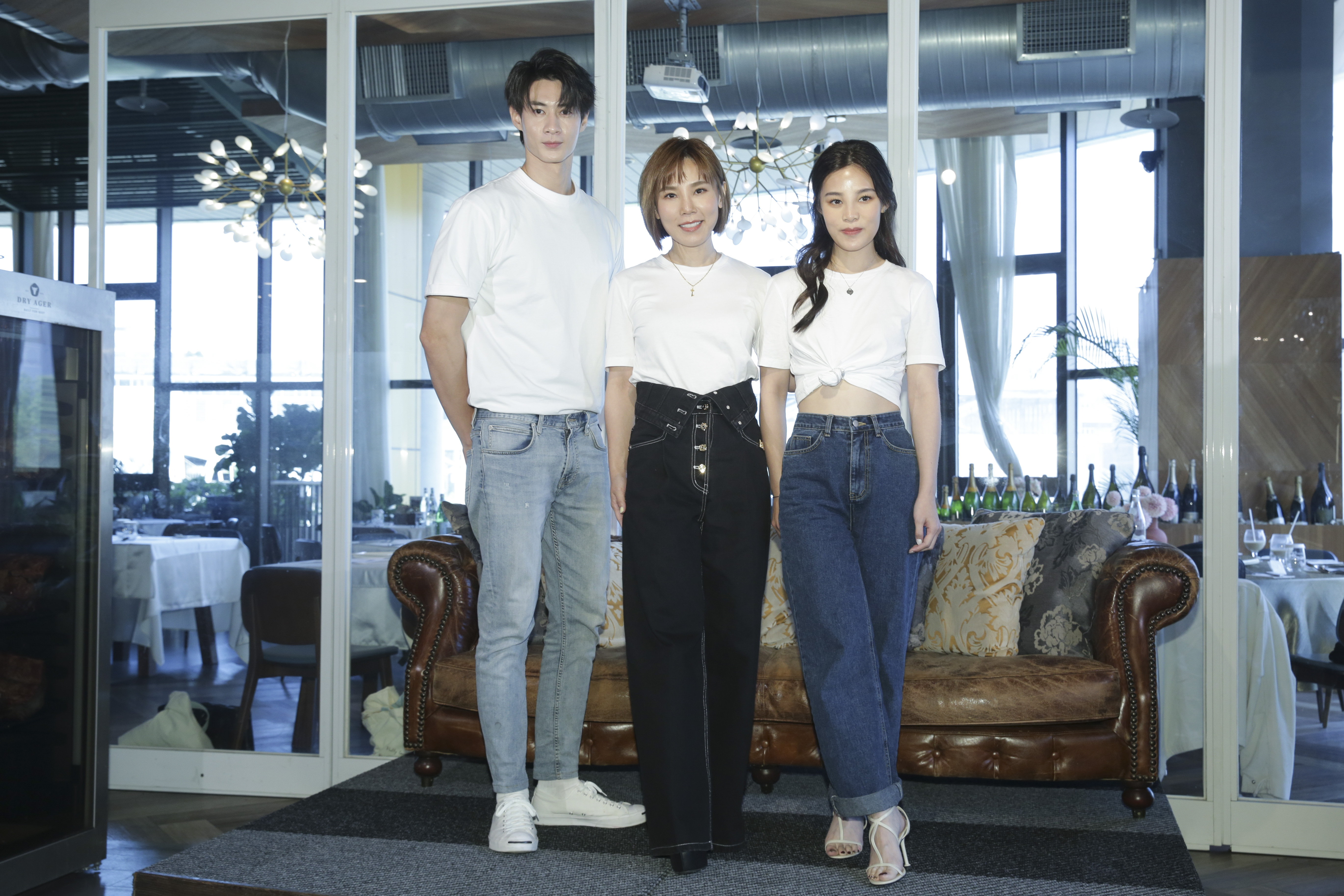 李佳薇與妹妹李佳歡、新生代演員黃柏峰一起出席公益記者會。