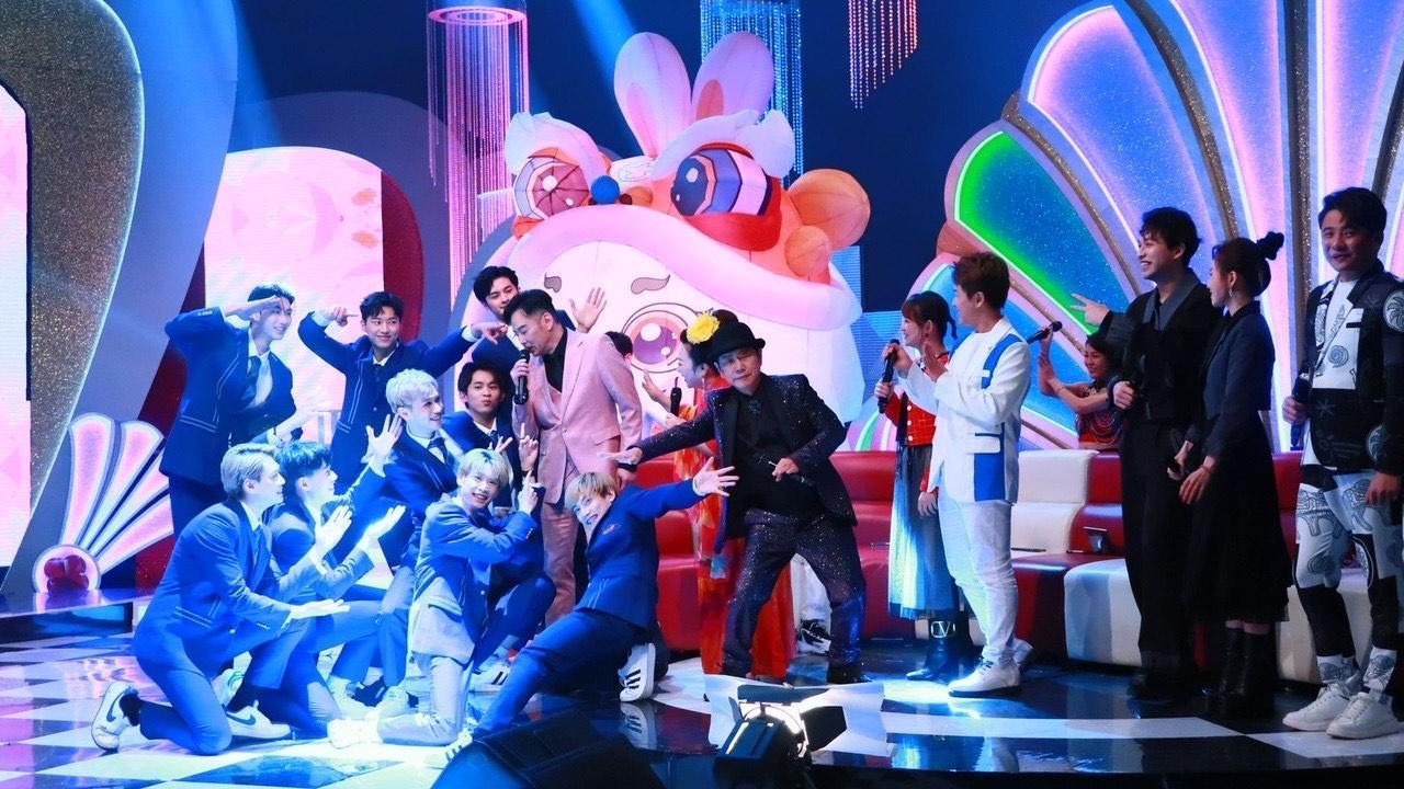 「原子少年」木星、土星合體,帶來 〈 愛情列車長〉一曲向陽帆致敬。(中視提供)