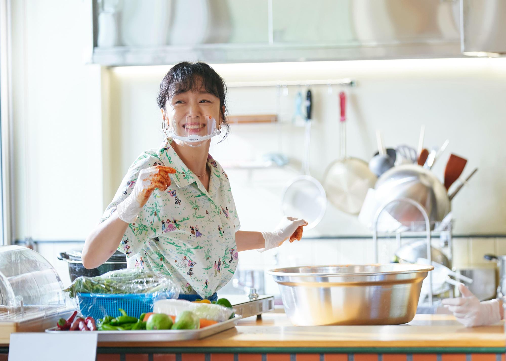 全道嬿久違接演連續劇《浪漫速成班》，變身小菜店老闆。（Netflix提供）