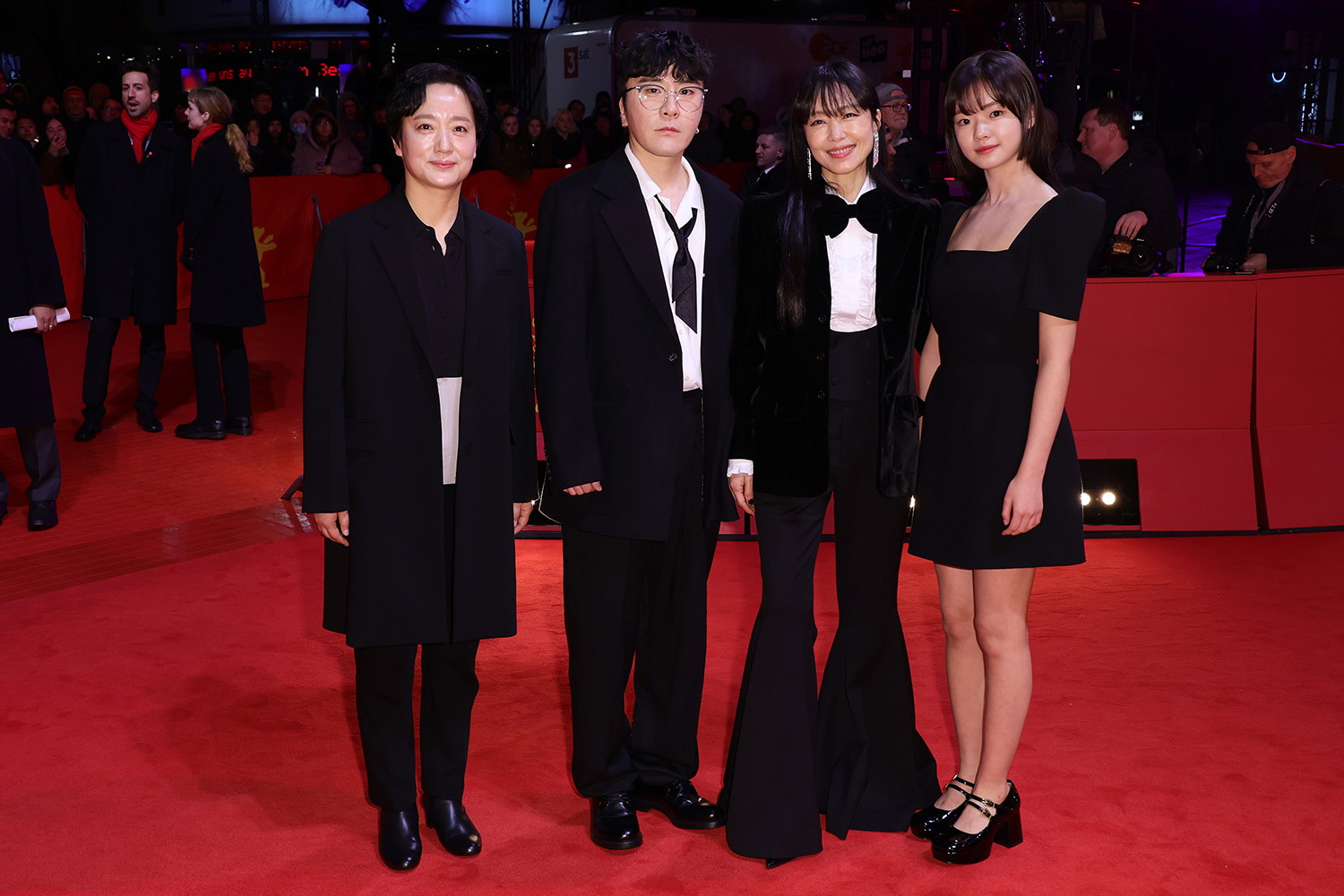 《格殺福順》在今年柏林影展首映，製片製片李鎮熙（左起）、導演邊聖鉉率領片中母女全道嬿、金是兒走紅毯。（Netflix提供）