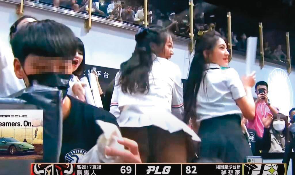 林書豪罰球時，Formosa Sexy就在他面前，做出翹屁股扭動邊喊球員名字的舉動，被輿論撻伐。（翻攝自PLG官方YouTube）
