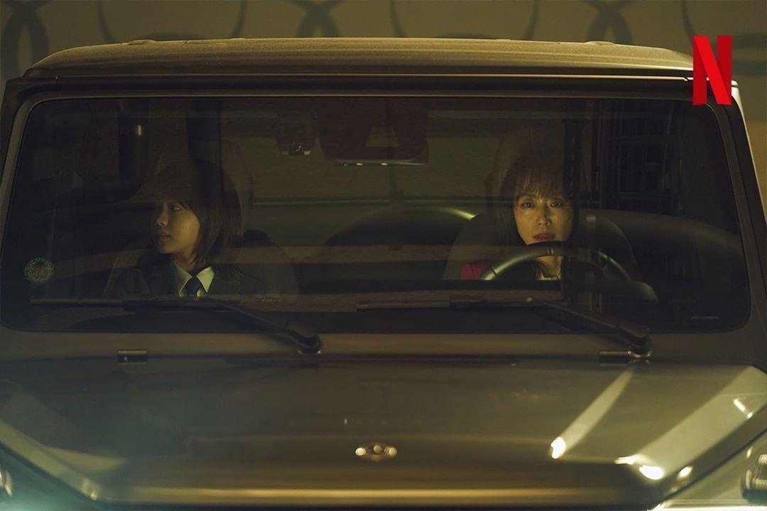 全道嬿(右)與金是兒在《格殺福順》飾演母女。(翻攝自Netflix Korea Instagram)