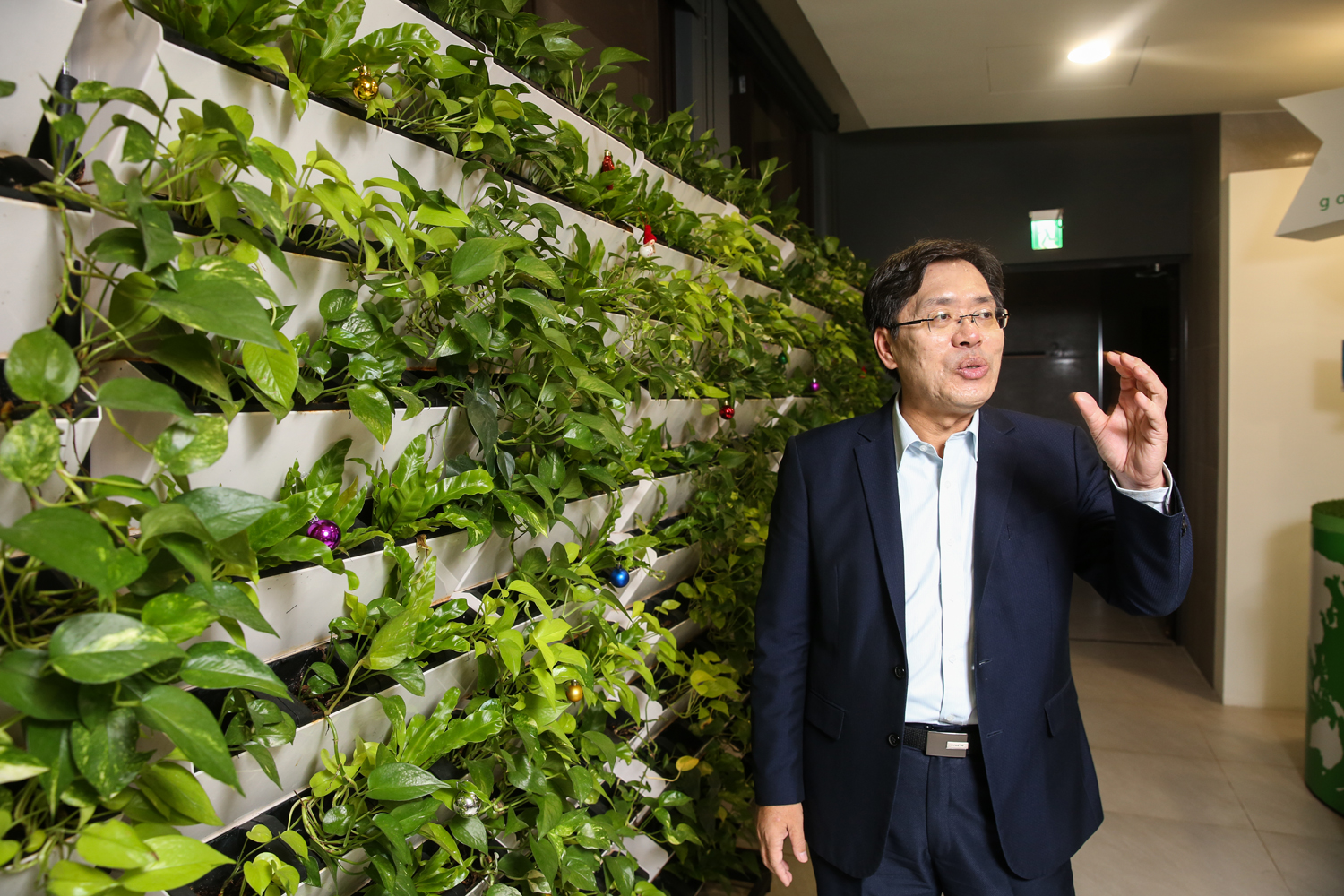 濾能重視環保，搬遷至楊梅廠時，黃銘文堅持要有一面植栽牆，每次辦展覽也會送廠商盆栽。