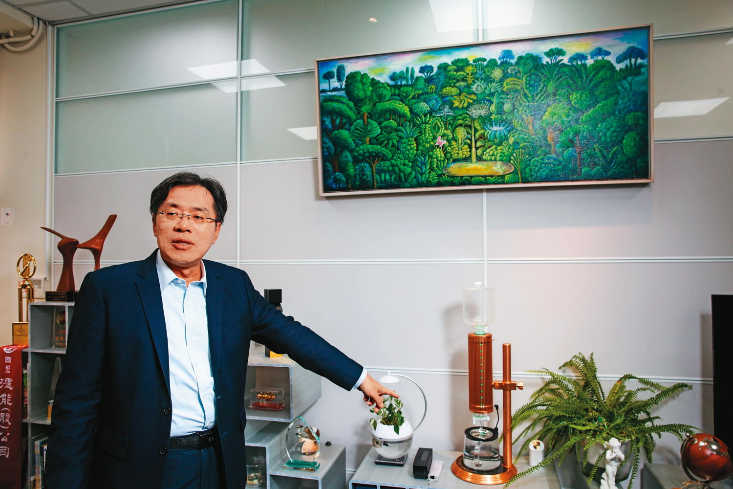黃銘文旅遊時，看見一幅「森林裡找到黃金泉」的畫作，認為相當符合濾能的精神，立刻買下掛在辦公室。