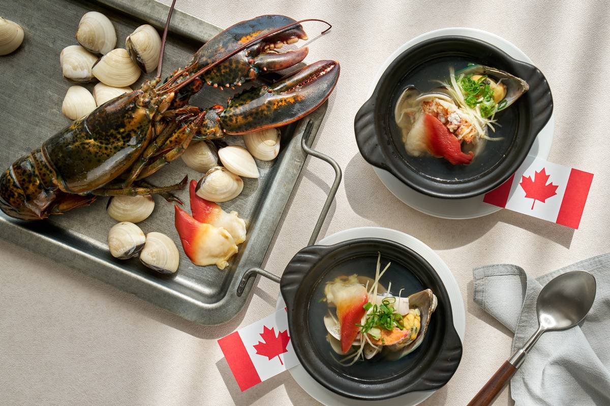現做的「加拿大龍蝦海鮮湯」，以小陶碗盛裝熱騰騰的龍蝦肉與蛤蜊等海鮮，透過清湯呈現出海味的鮮甜滋味。（台北美福大飯店提供）