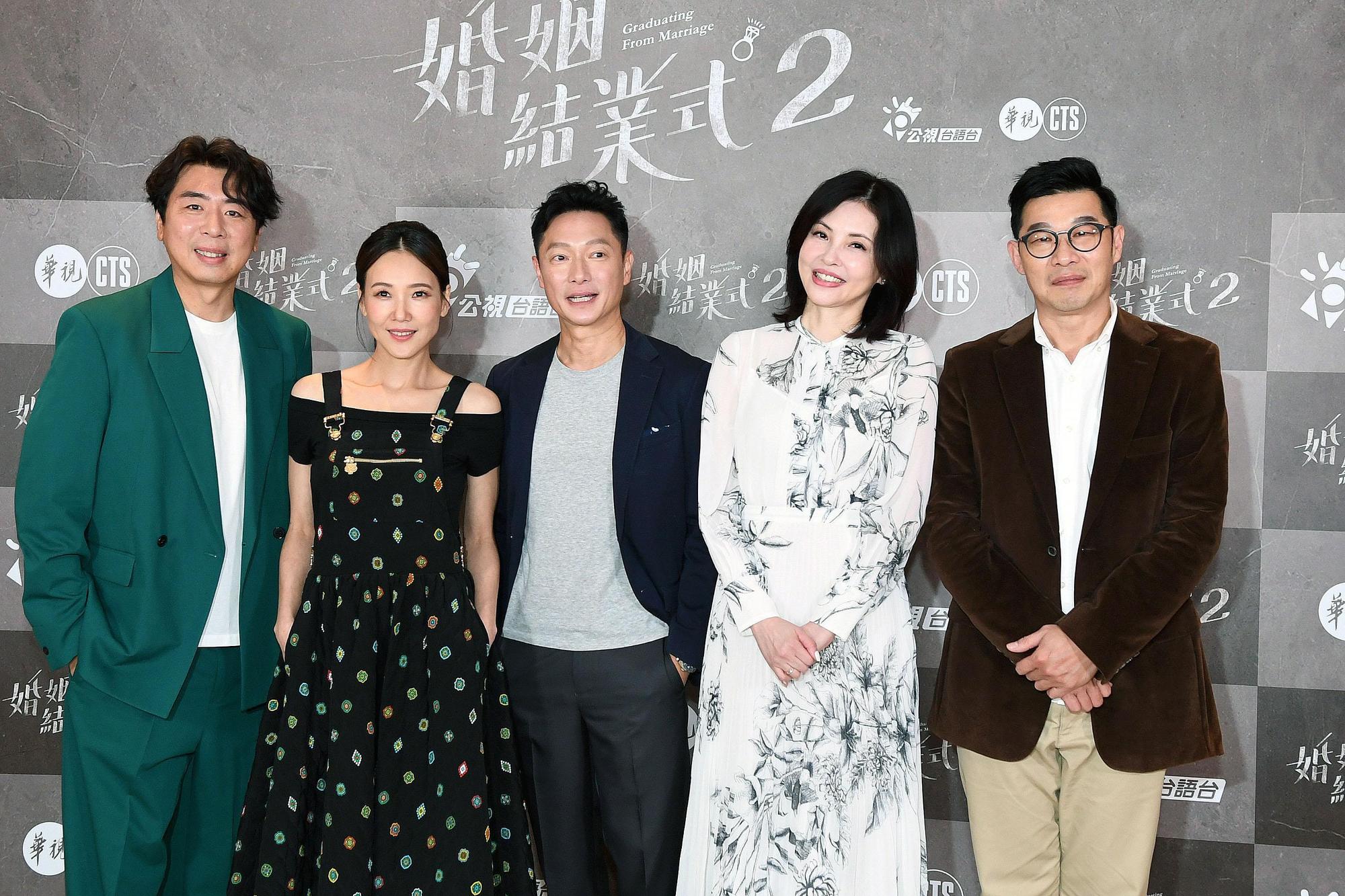 第一季同學會正式回歸,左起:梁赫群、張本渝、謝祖武、何如芸、馬利歐。(華視提供)