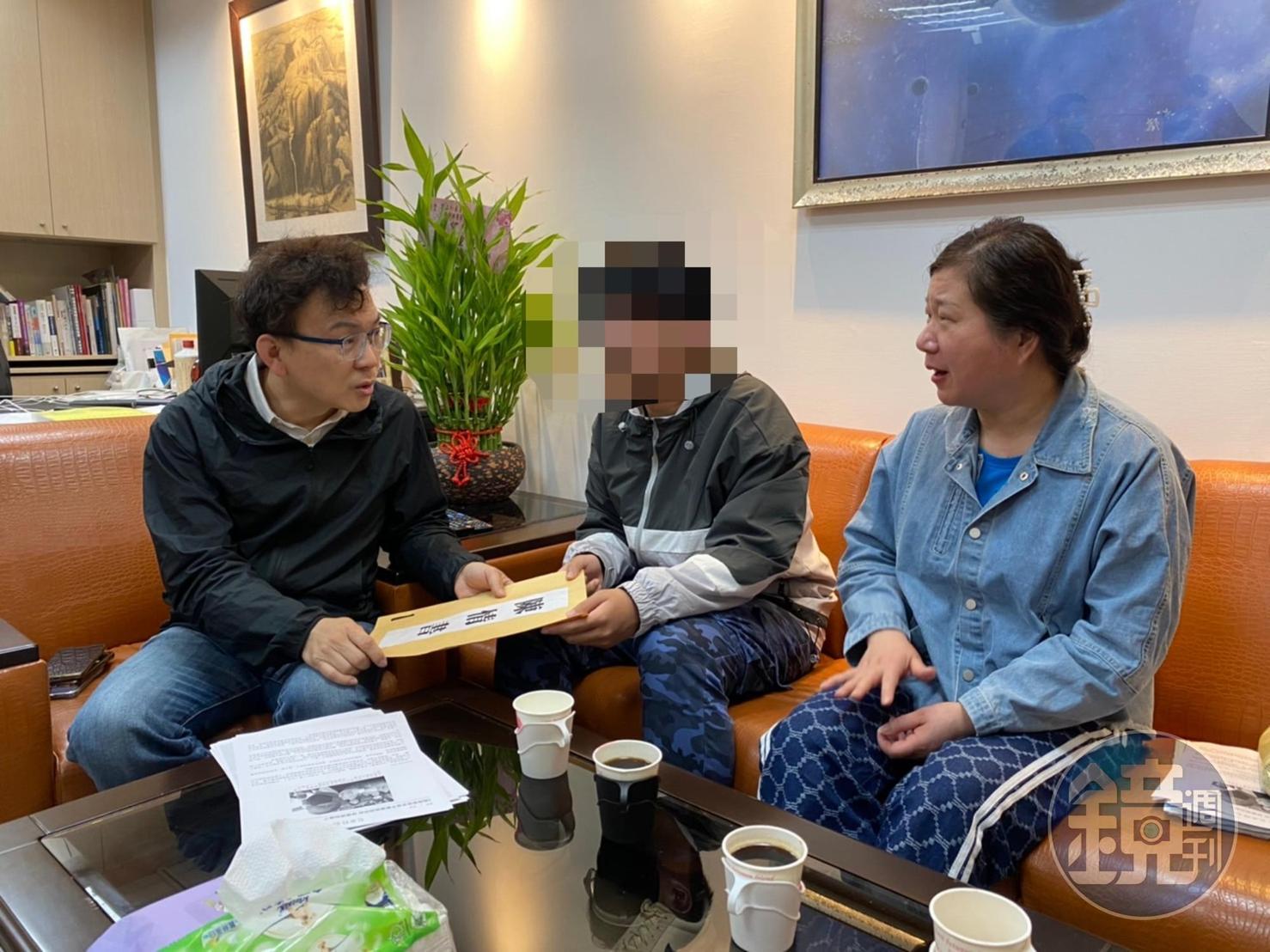 去年剛滿18歲的林同學因民法成年下修至18歲,無法依未成年依親規定申請,4月將被迫離台,與其母找上立委鄭正鈐陳情。