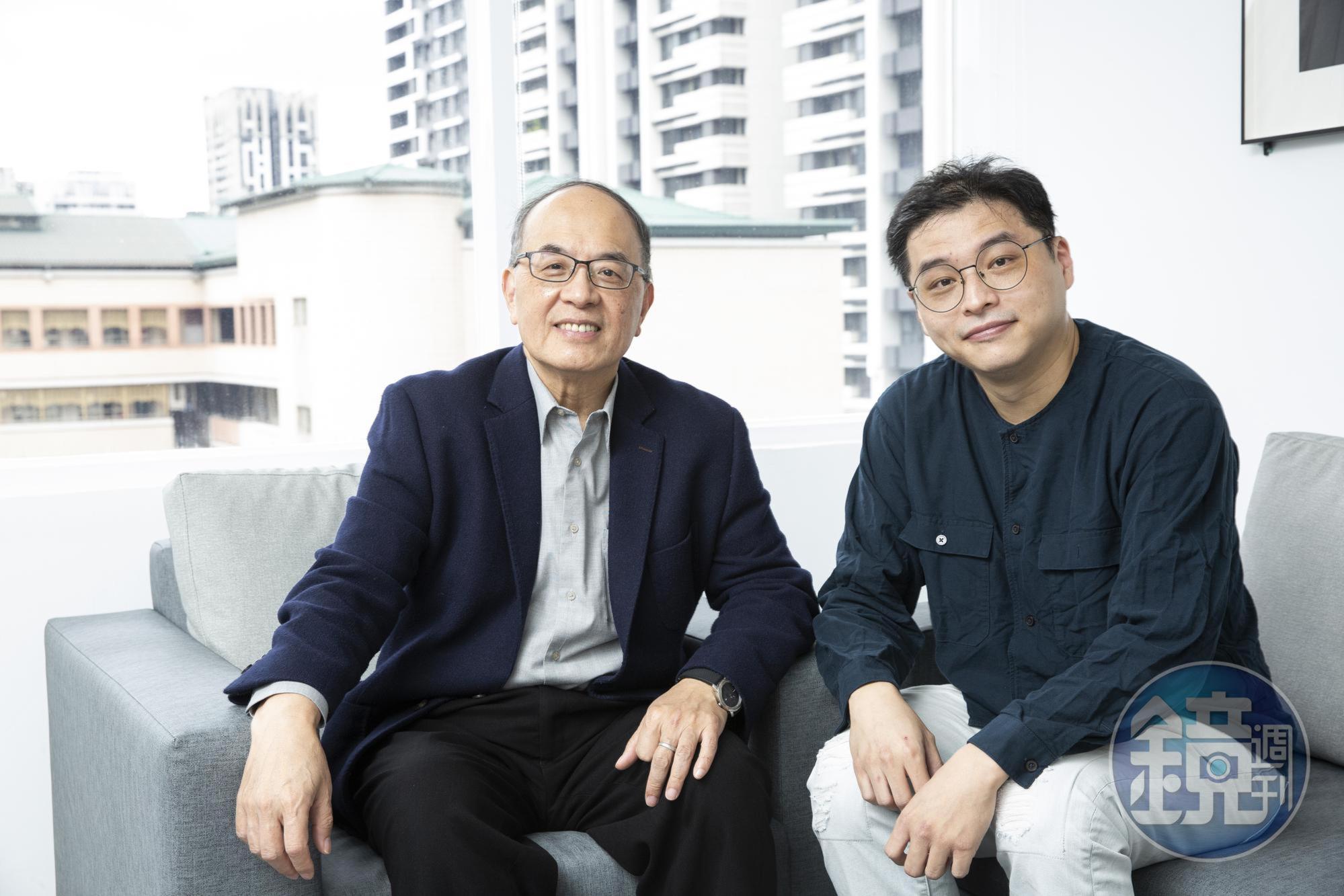 簡嘉誠(右)創作3本漫畫的過程中,影視聽中心充分給予創作空間並提供資料協助。左為影視聽中心董事長藍祖蔚。