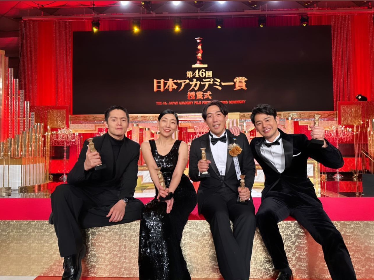 窪田正孝（左起）在個人IG分享安藤櫻、導演石川慶、妻夫木聰的合影，4人在昨晚都拿到獎座肯定。（翻攝自窪田正孝Instagra）