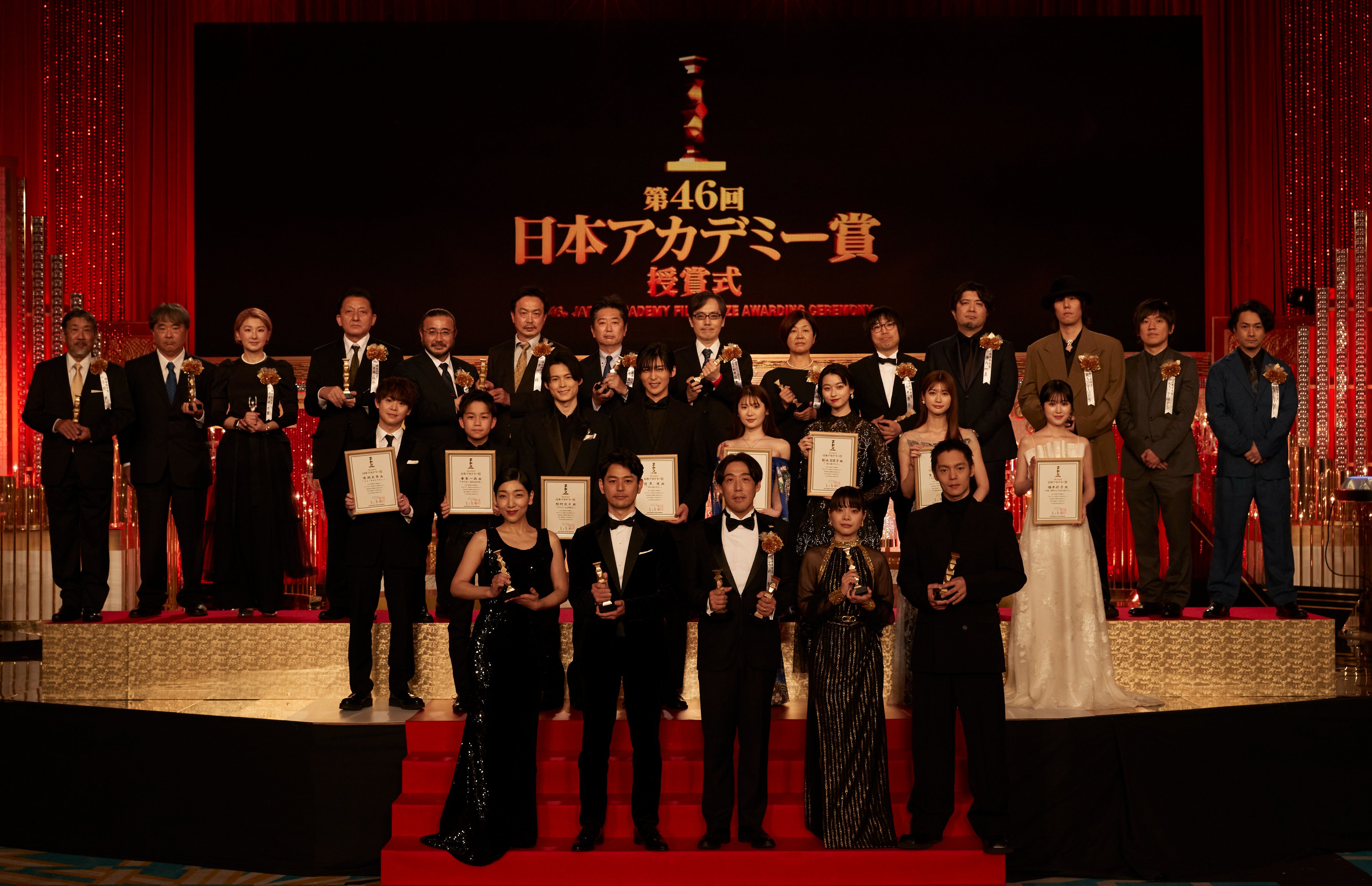 第46屆日本電影學院獎獲獎者在舞台上合影。（翻攝自第46屆日本電影學院獎官方Twitter）