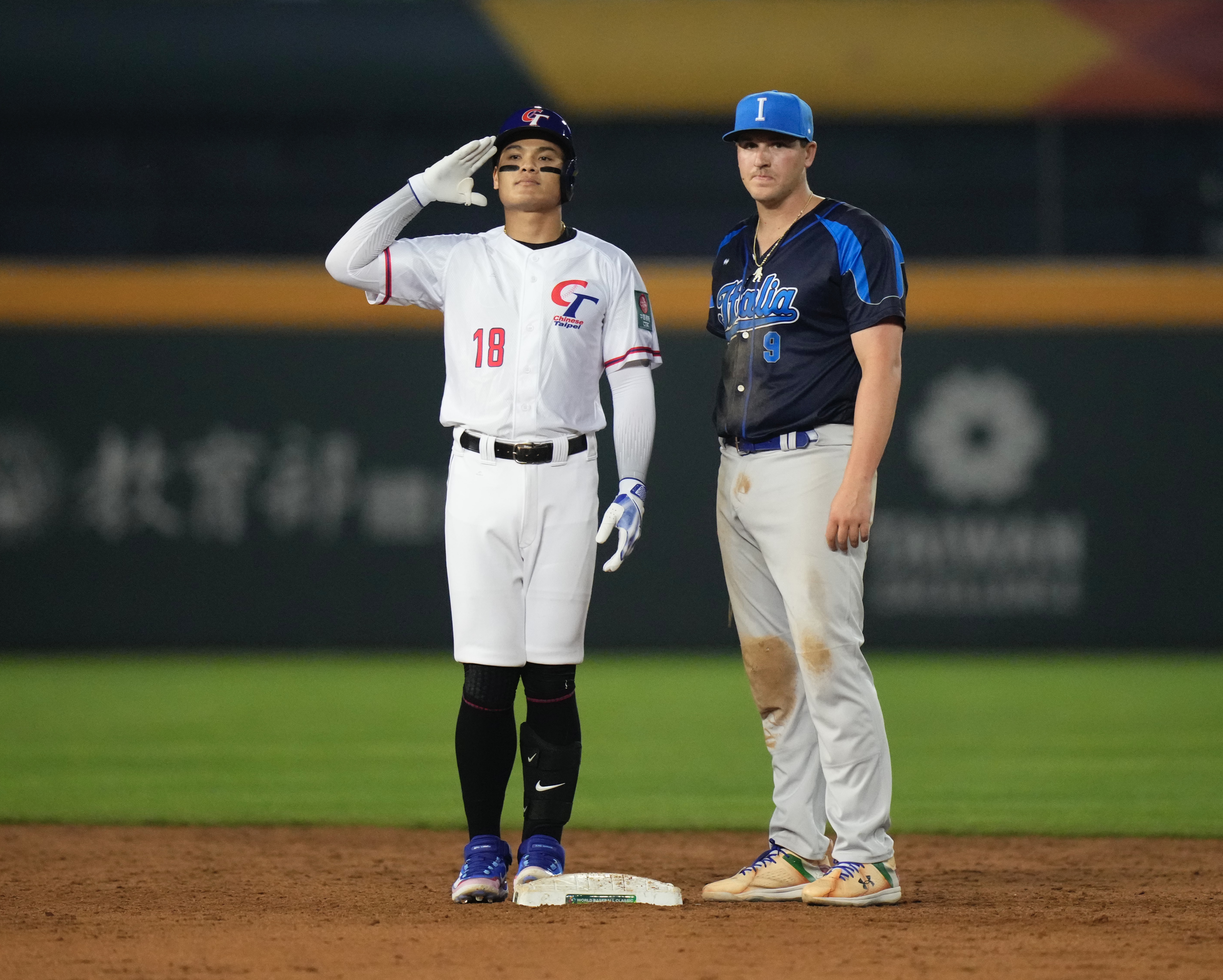 張育成（左）化嘲諷為幽默，敬禮手勢成為本屆賽會的中華隊一大看點。（悍創提供）