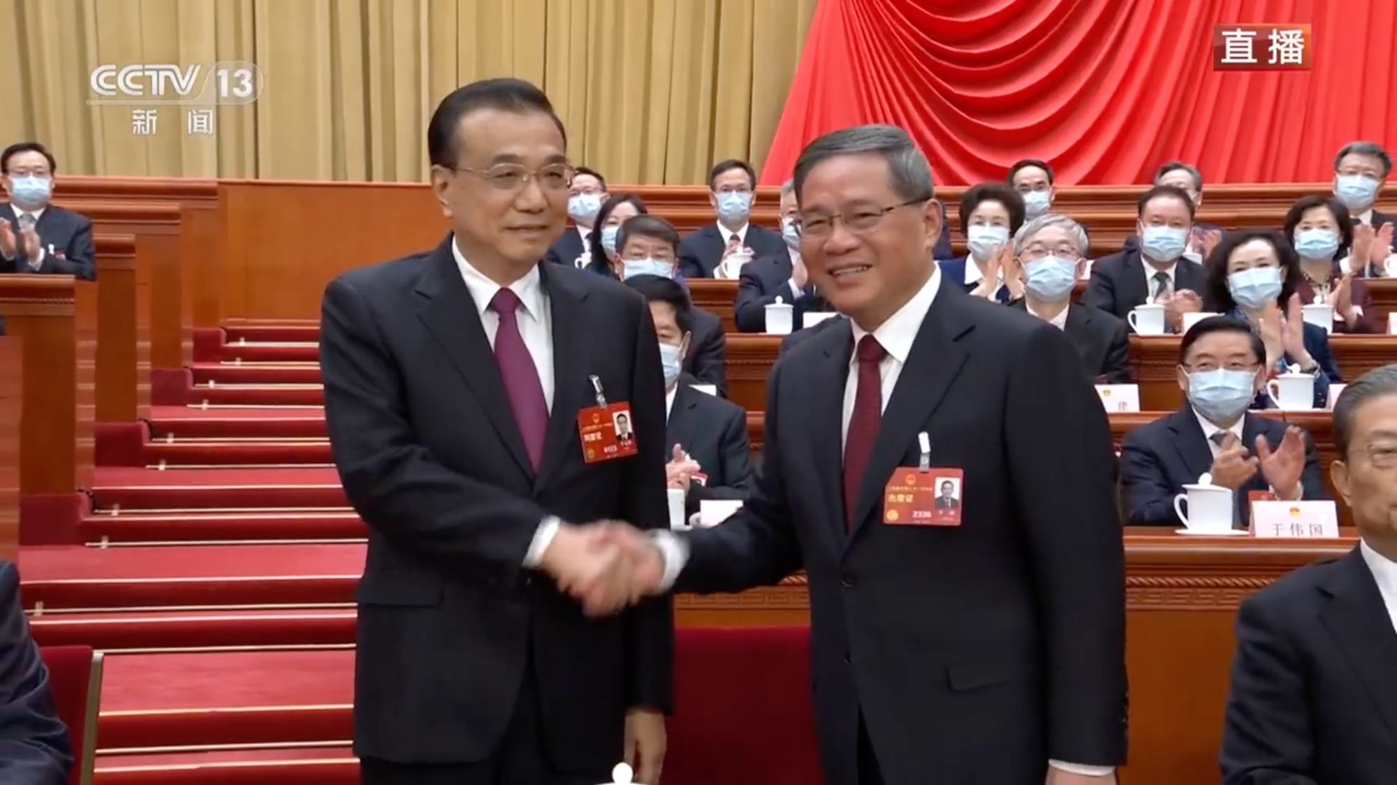 中國新舊任總理李克強(左)、李強(右)握手交接。(翻攝自央視新聞)