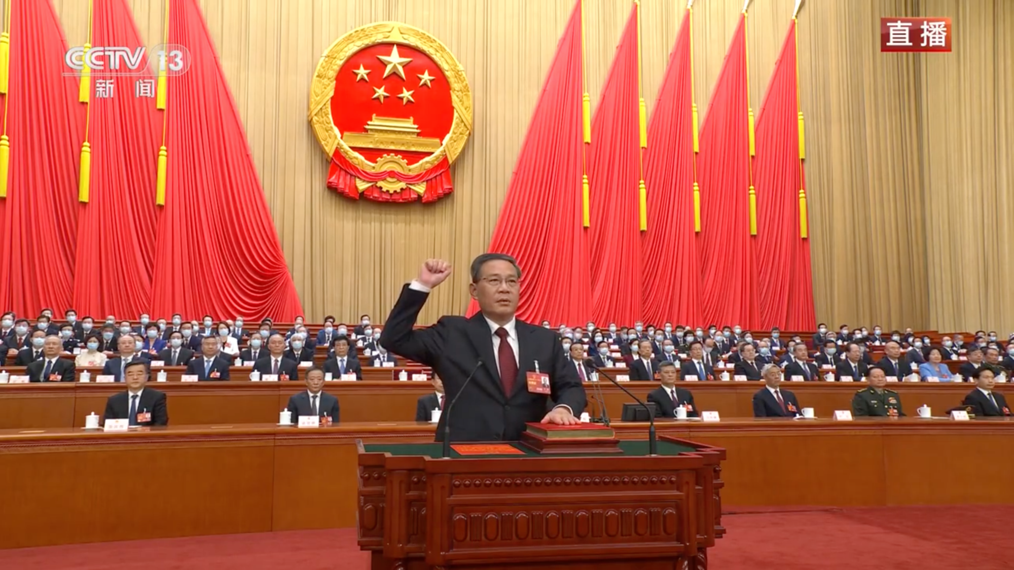 李強宣誓就職。(翻攝自央視新聞)