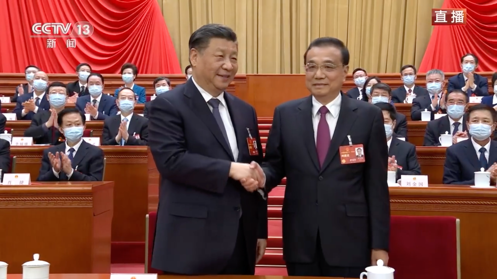 習近平(左)與卸任的李克強(右)也握手致意。(翻攝自央視新聞)