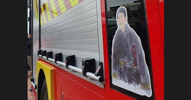 新竹市消防車「慶順號」車身貼有罹難的消防員翁翊凱彩繪人像。（翻攝臉書粉專「Littse & Vanita手牽手 一起去郊遊」）