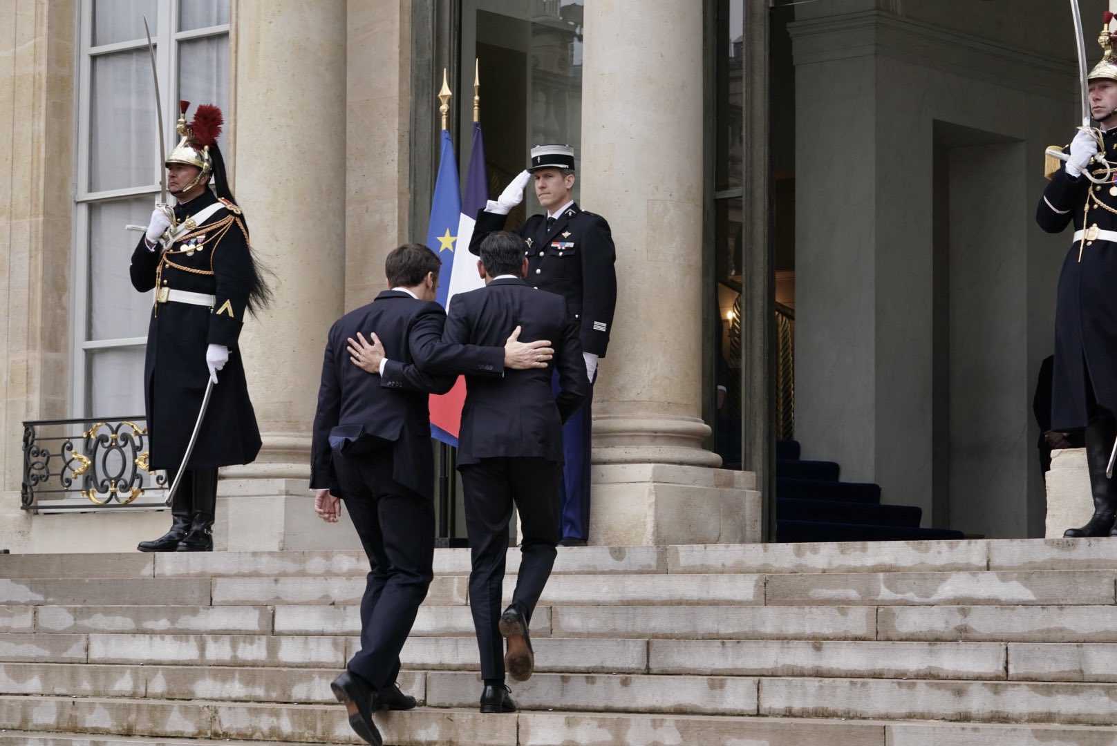 馬克宏（右）與蘇納克（左）一同走進高峰會。（翻攝自馬克宏推特）