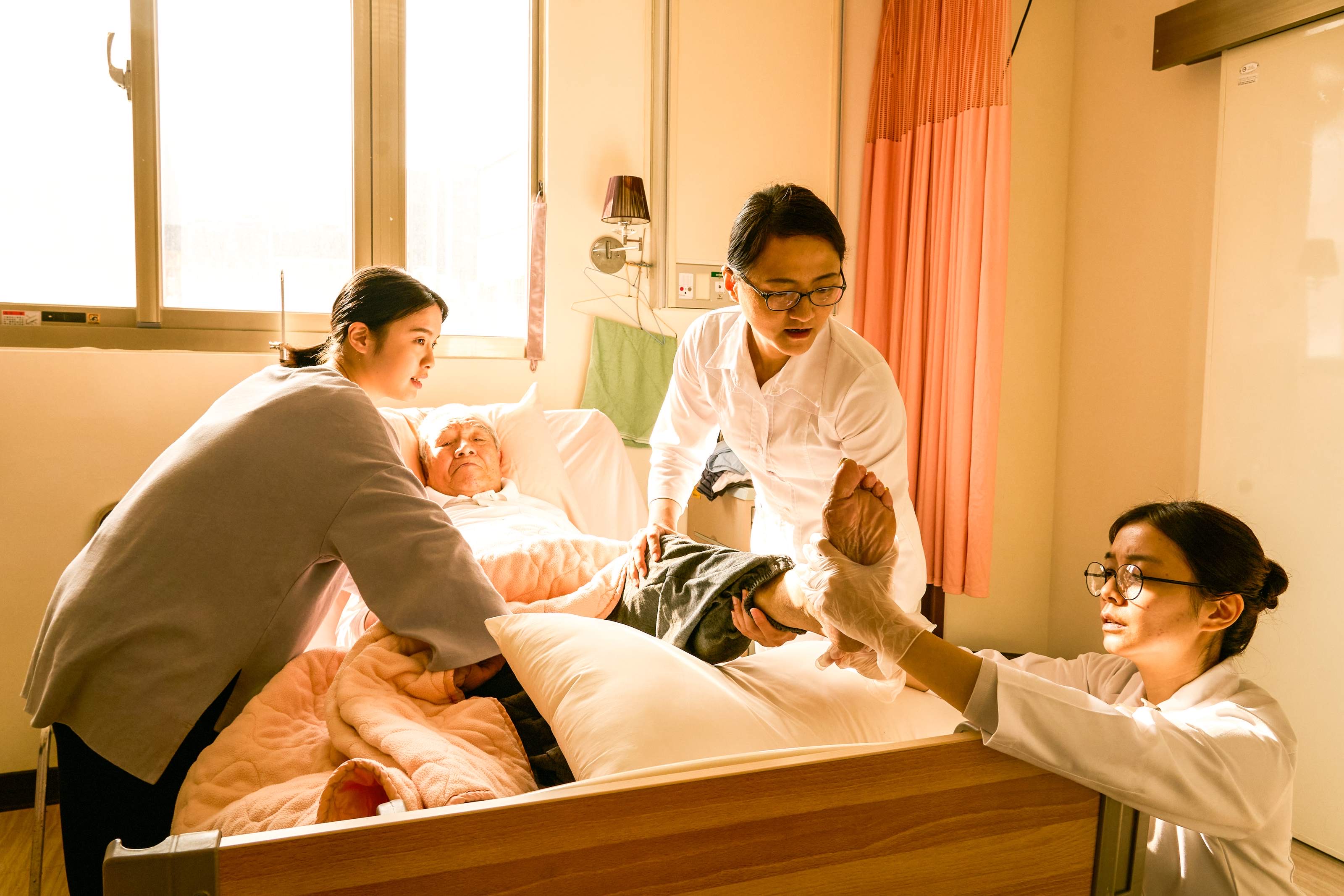 《大夜》也是甫去世的國寶級演員丁強遺作之一。（公視提供）