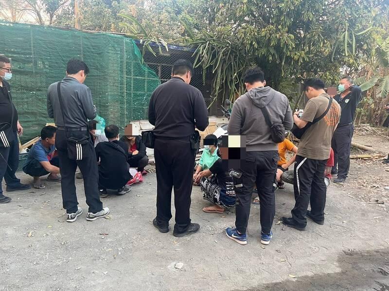 警方一舉破獲跨國竊蒜集團，逮捕犯案的台籍男子及外國移工。（翻攝畫面）