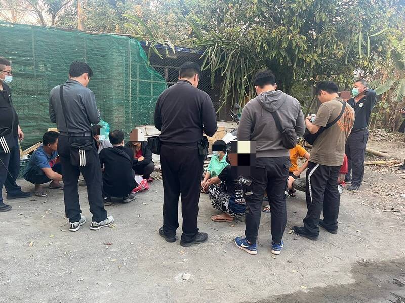 警方一舉破獲跨國竊蒜集團，逮捕犯案的台籍男子及外國移工。（翻攝畫面）