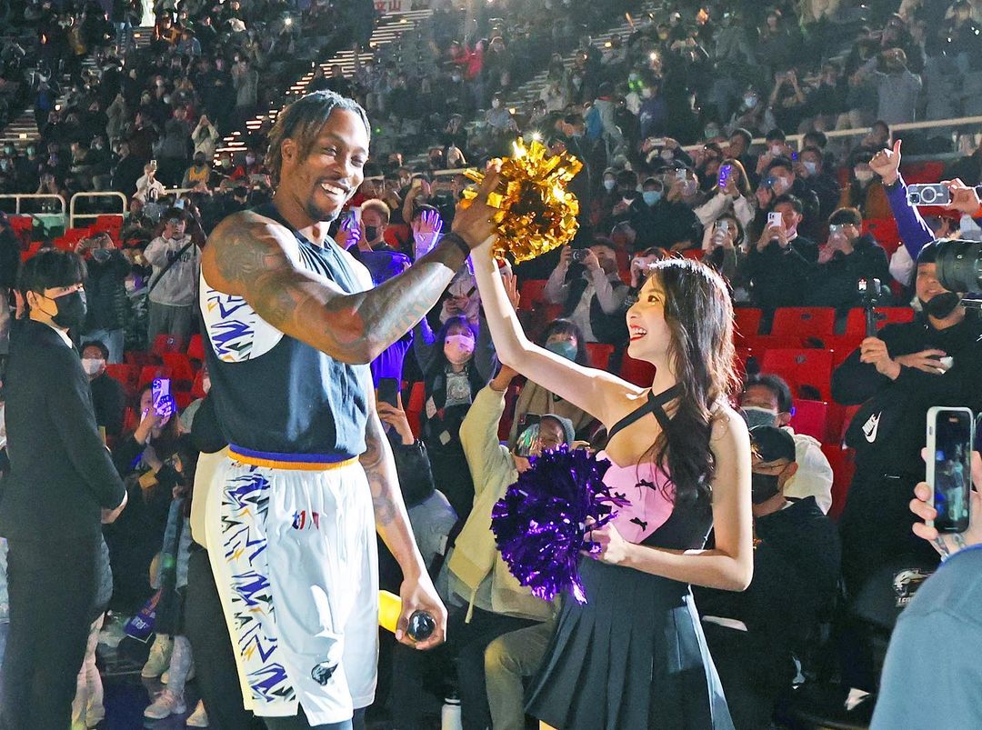 「魔獸」霍華德（左）遭中國網友爆料，搞大啦啦隊成員肚子，疑似為Wendy璇璇（右），害得她本人出面闢謠。（翻攝自Wendy璇璇IG）