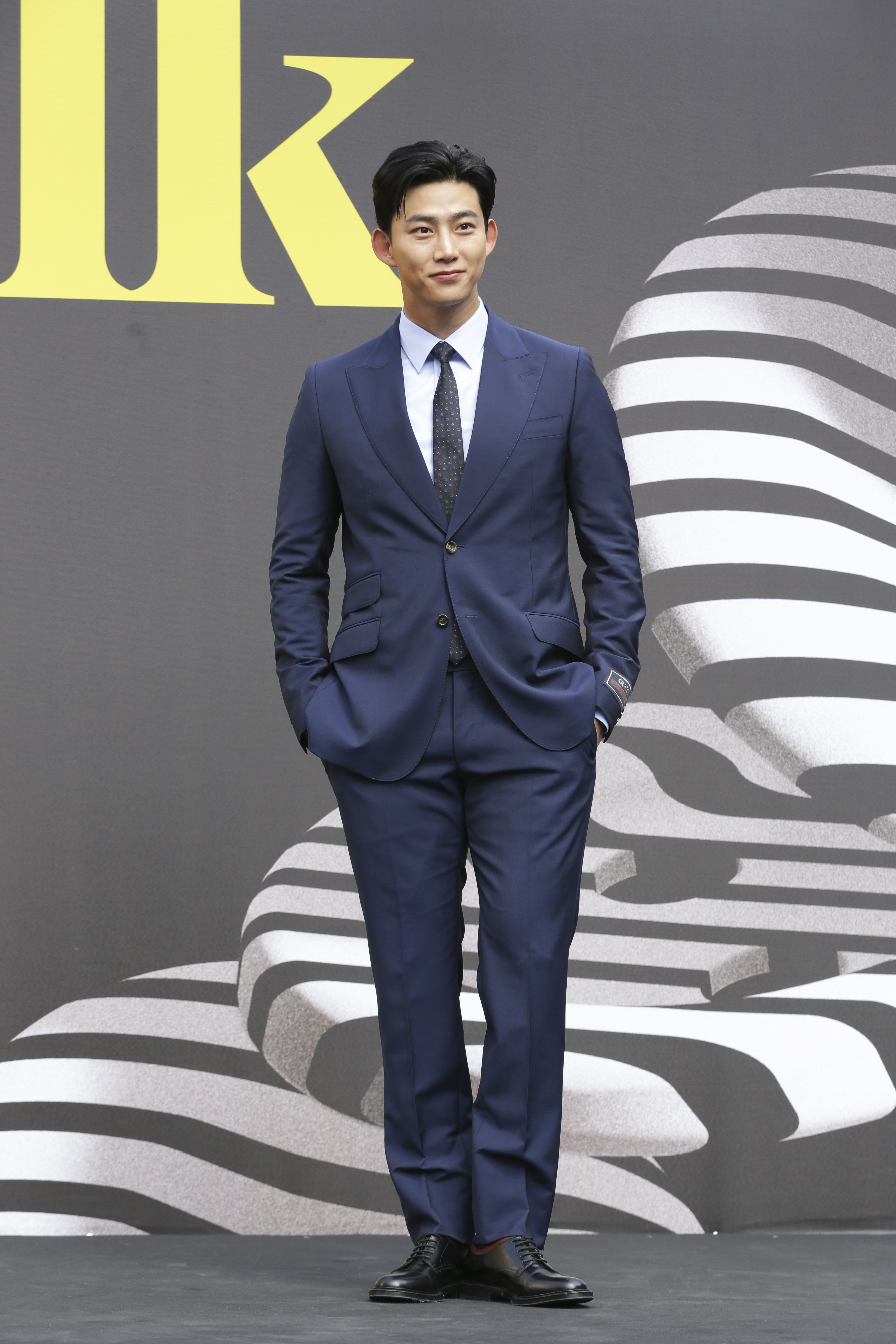 玉澤演現身《GQ》舉辦的紳士大遊行，身穿Gucci深藍色西裝套裝（NT$91,500）、海軍藍GG緹花領帶（NT$8,500）、皮革綁帶皮鞋（NT$34,400）。