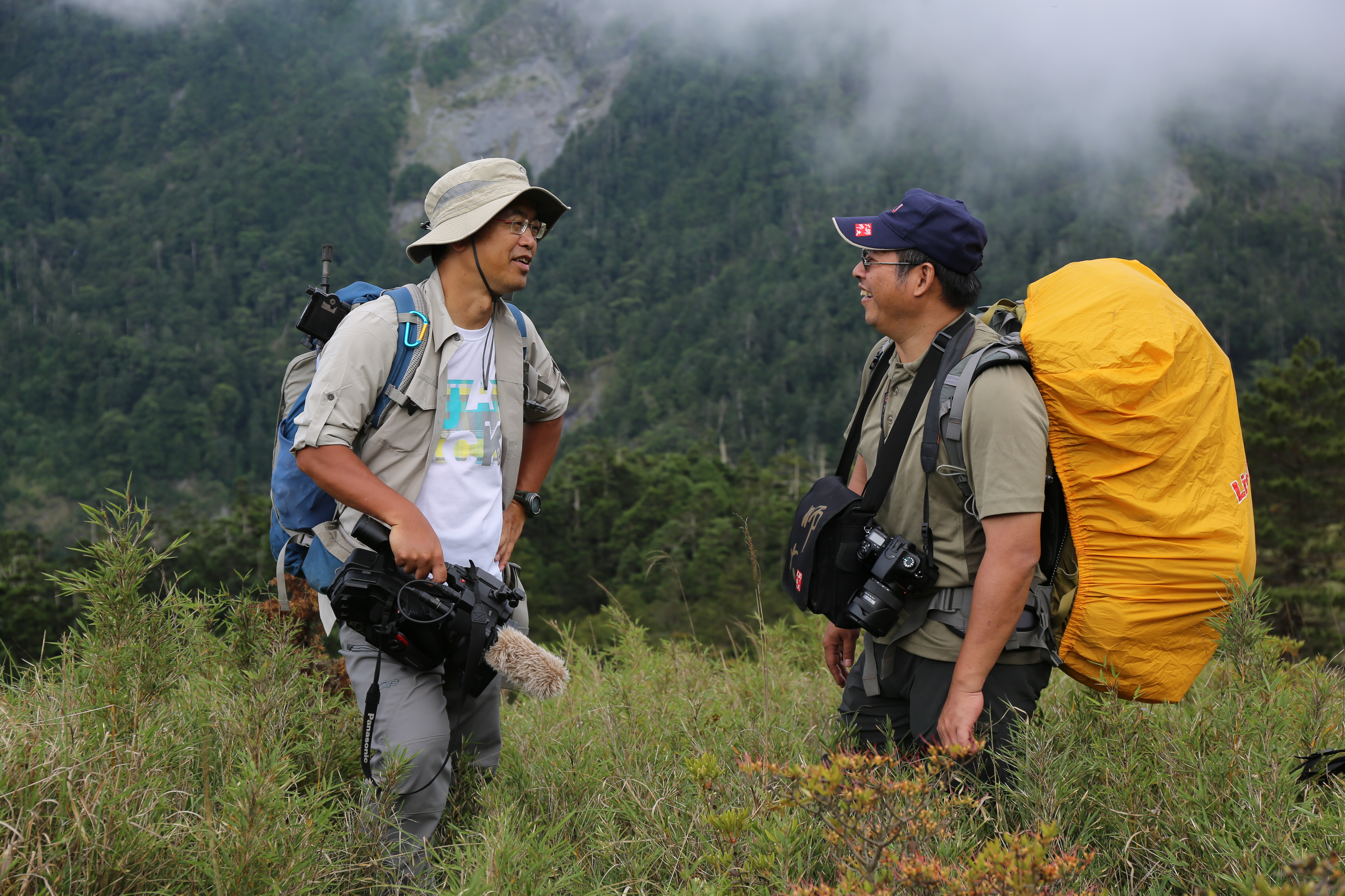 導演麥覺明的攝影團隊隨行記錄山椒魚研究團隊在奇萊東稜進行的研究調查，不料發生賴俊祥博士墜崖憾事。（大麥影像傳播工作室提供）