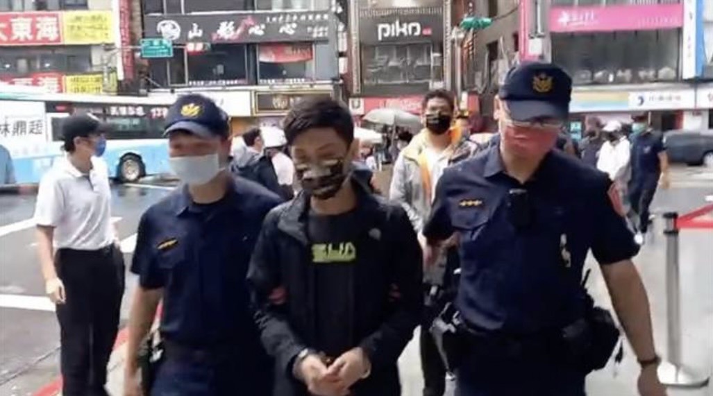 松山分局查扣去年涉嫌在北檢門口鬥毆、砍人的竹聯幫仁堂黃姓份子。（松山分局提供）