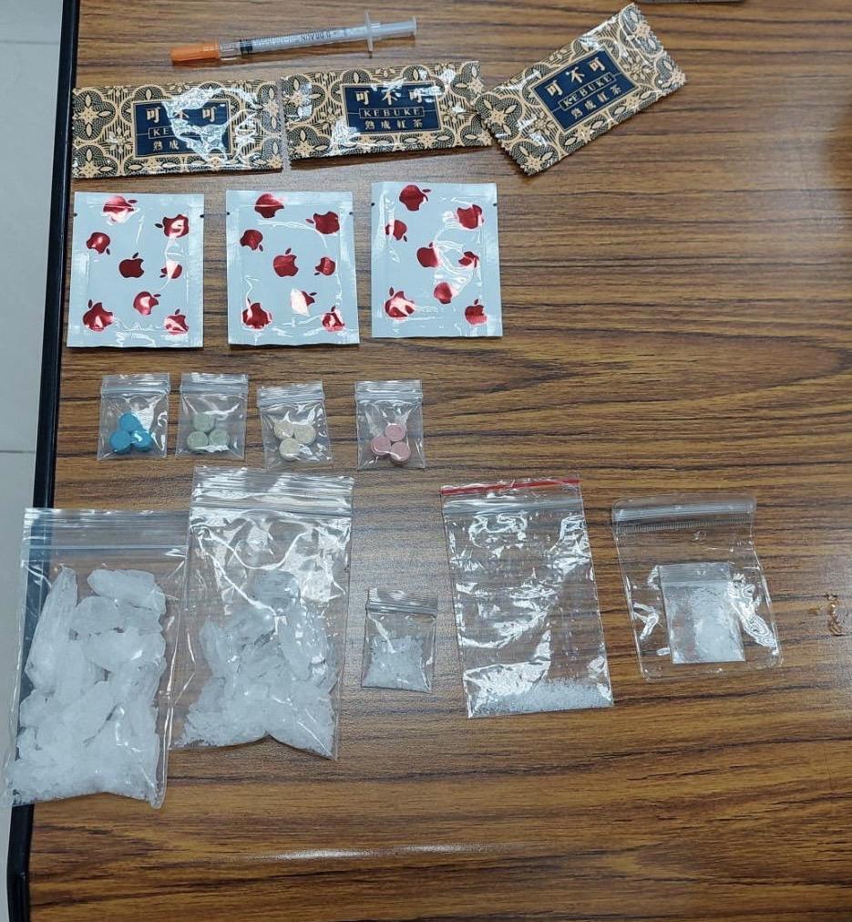警方掃黑過程查獲二級毒品安非他命等各類毒品。（松山分局提供）