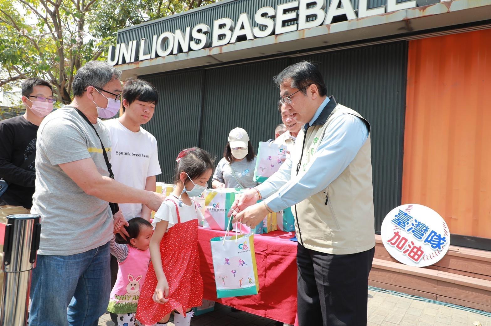 為慶祝台灣隊擊敗荷蘭,台南市長黃偉哲發放100份大禮包兌現祭品文。(台南市政府提供)