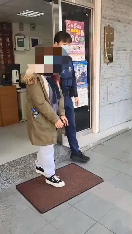 徐女酒醒遭妨害公務罪嫌移送法辦。（翻攝畫面）