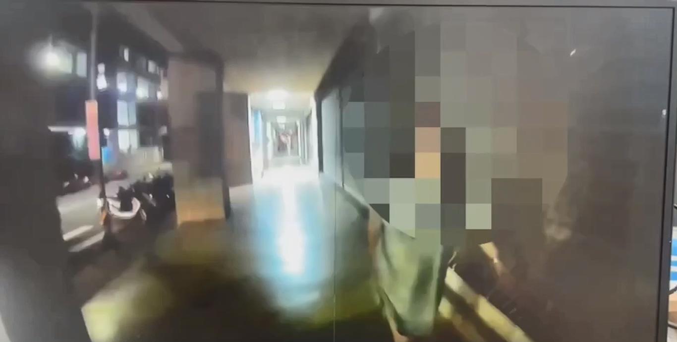 徐女面對警員關心，竟用三字經飆罵。（翻攝畫面）