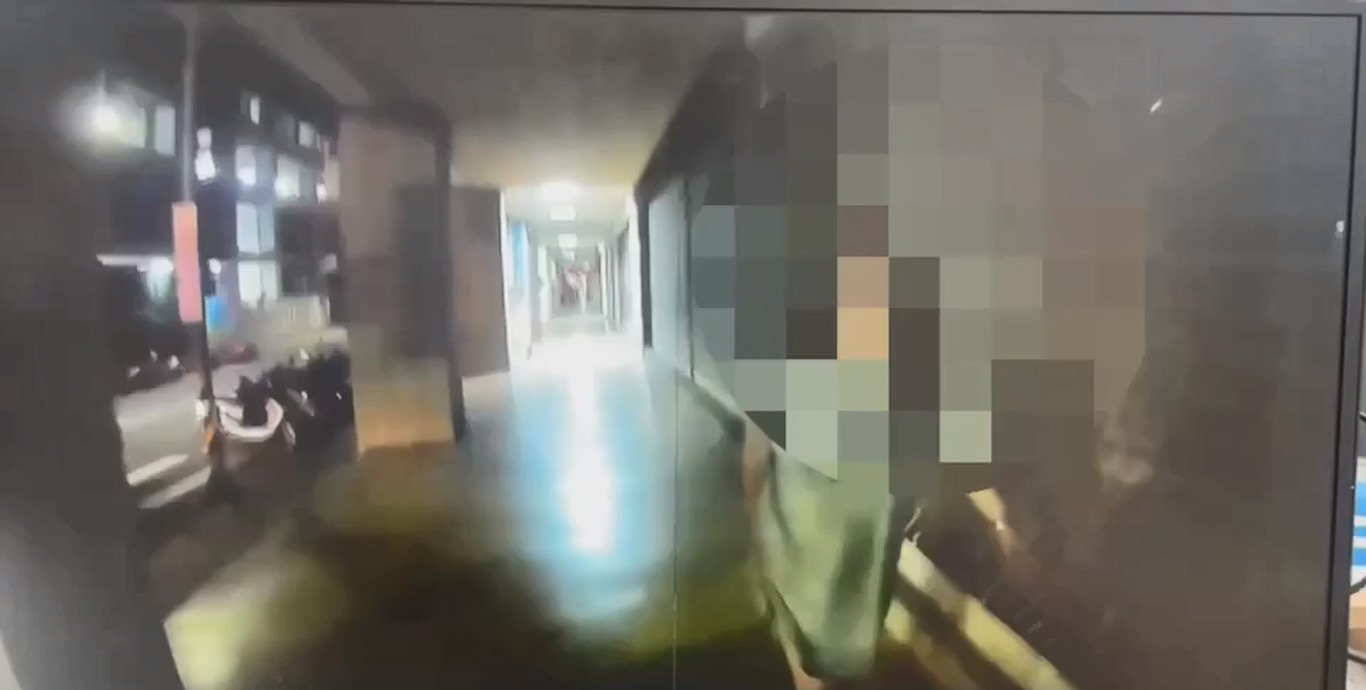 徐女面對警員關心，竟用三字經飆罵。（翻攝畫面）