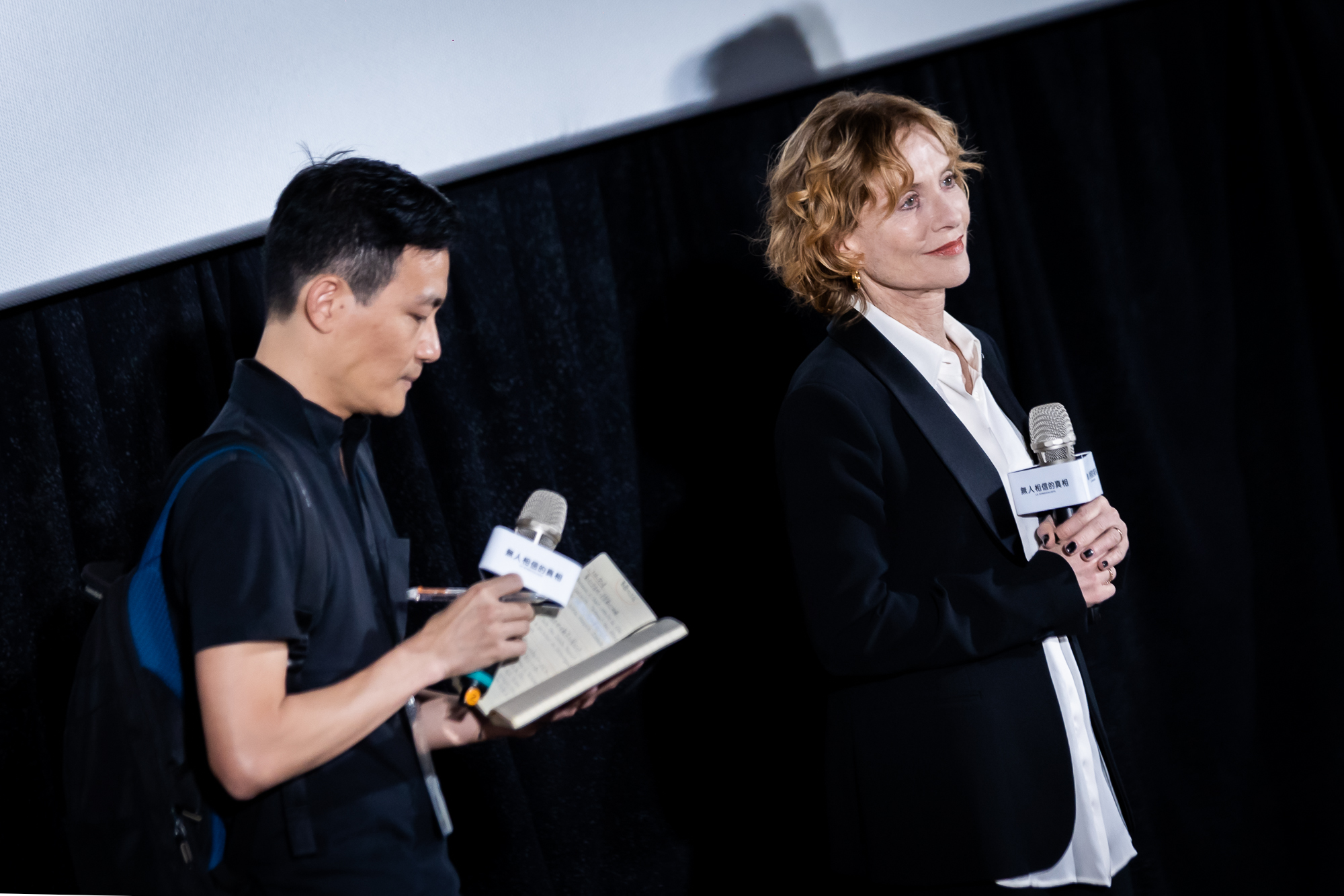 正在台灣演出舞台劇的法國影后伊莎貝雨蓓應邀出席新片《無人相信的真相》首映會。(佳映提供)