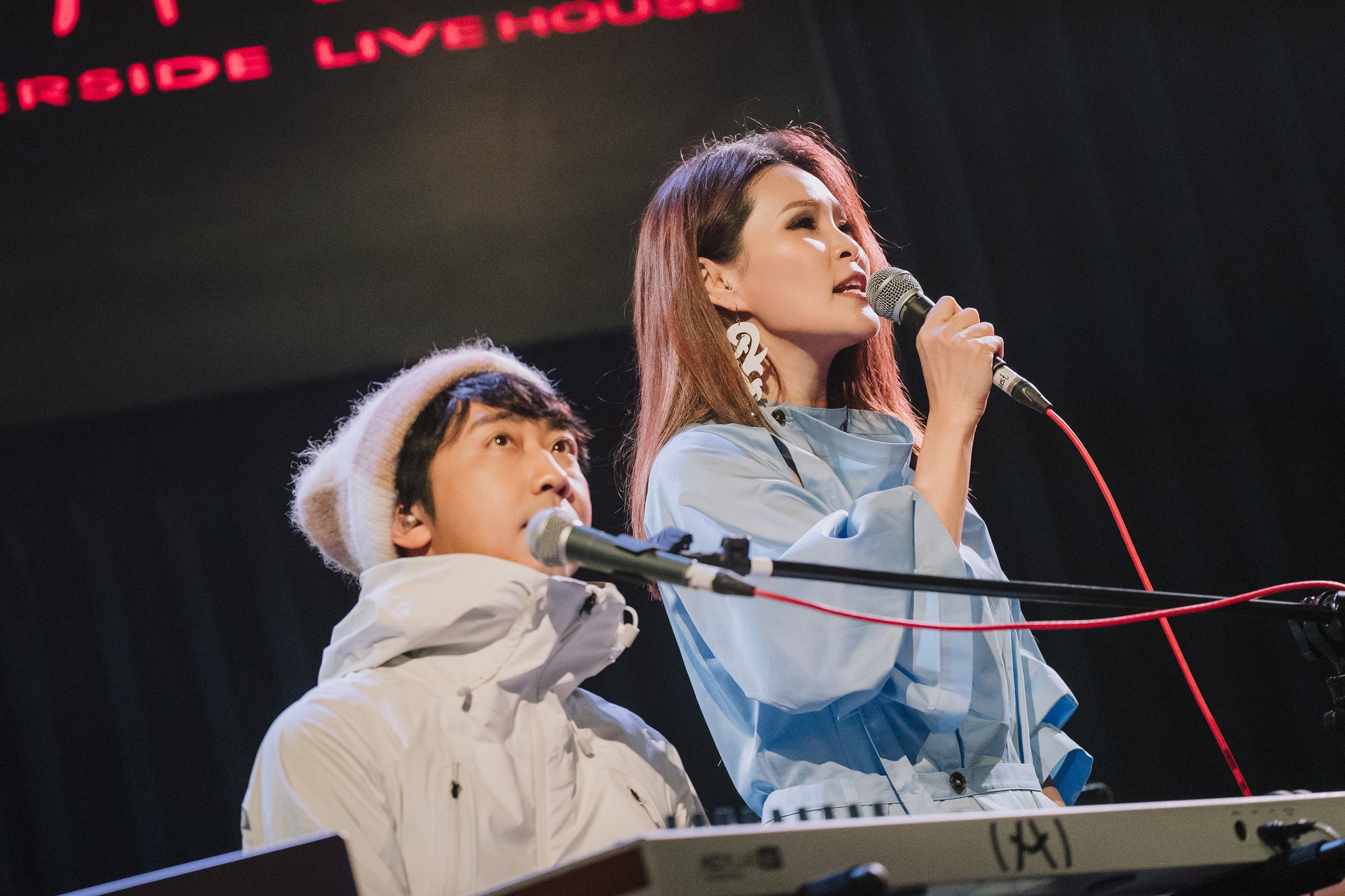 周蕙（右）現身深白色二人組演唱會，宣稱自己是來報恩。（深白色工作室提供）