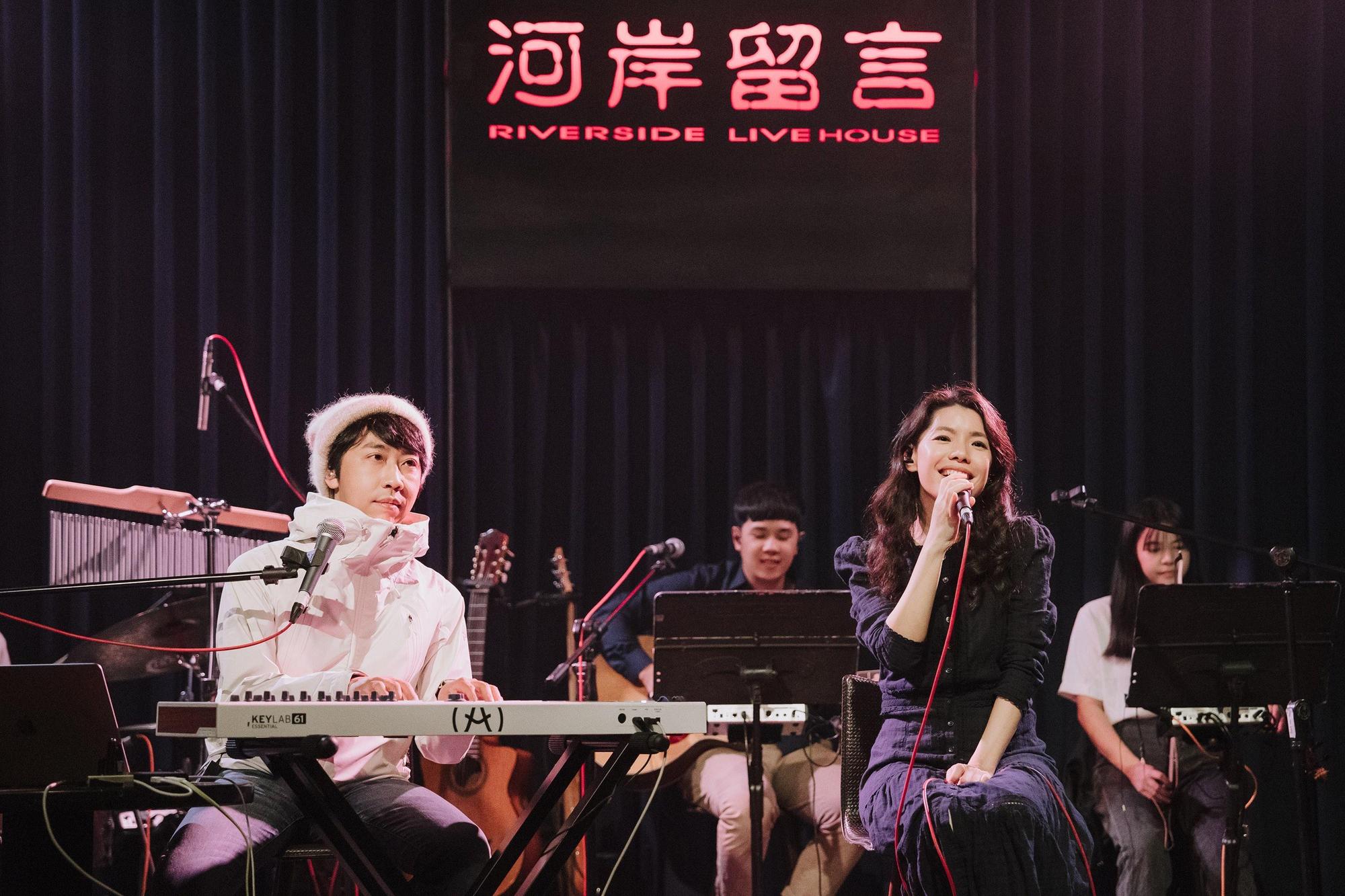 深白色二人組昨晚辦新歌演唱會。(深白色工作室提供)