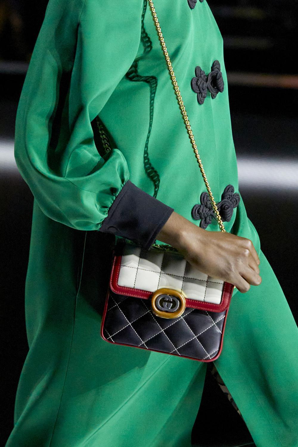 GUCCI DECO格縫鏈帶包運用20世紀Art Deco設計風格為靈感,並以幾何圖案呈現工藝美學。(古馳提供)