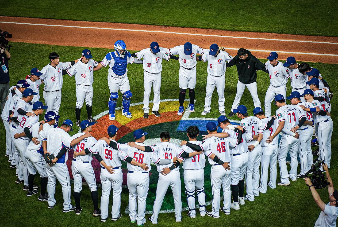 大批球迷對中華隊「晚接午」賽程不滿，紛紛怒灌悍創運動行銷臉書。（翻攝自悍創運動行銷臉書）