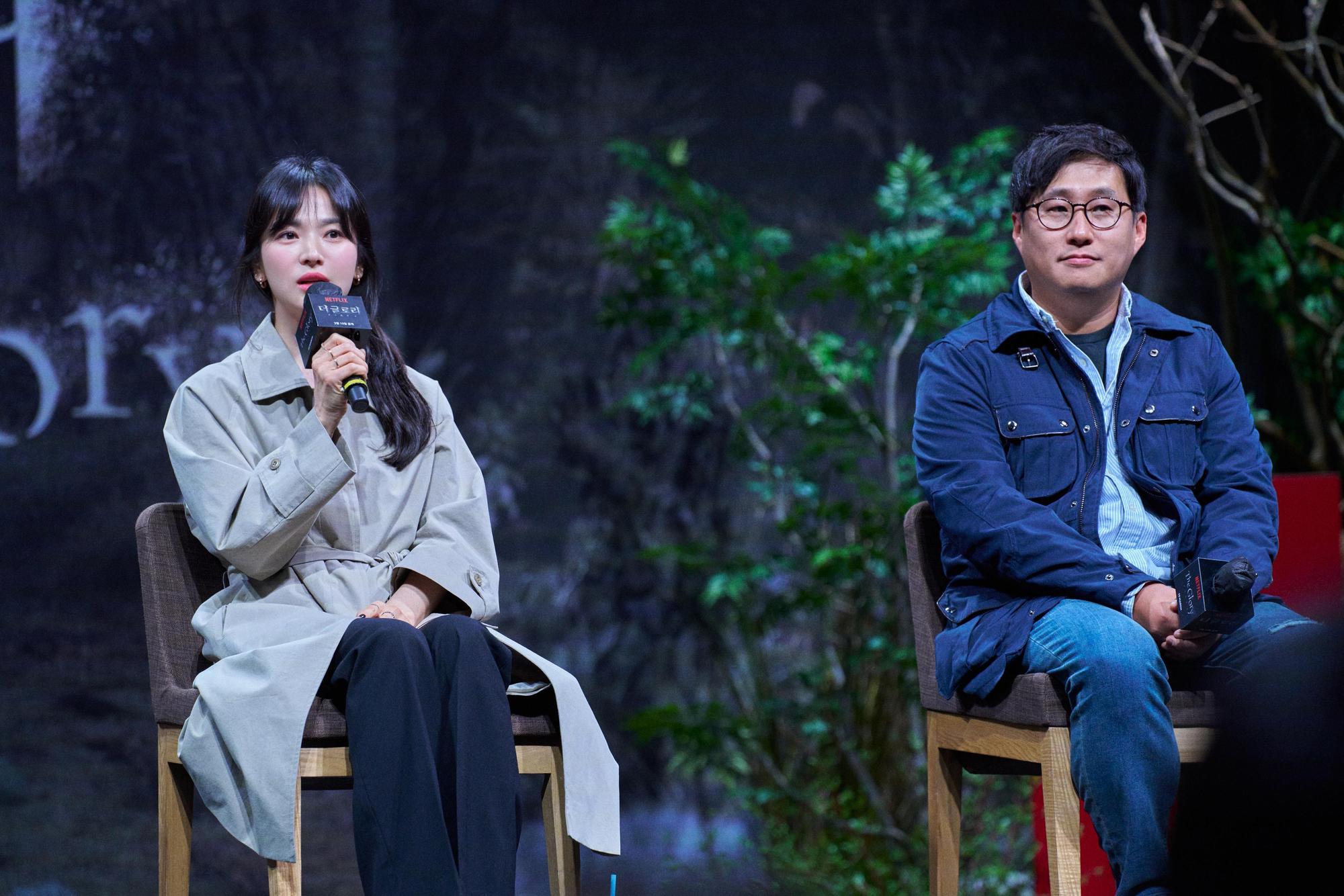 《黑暗榮耀》導演安吉鎬(右)承認曾是校園霸凌加害者。(Netflix提供)