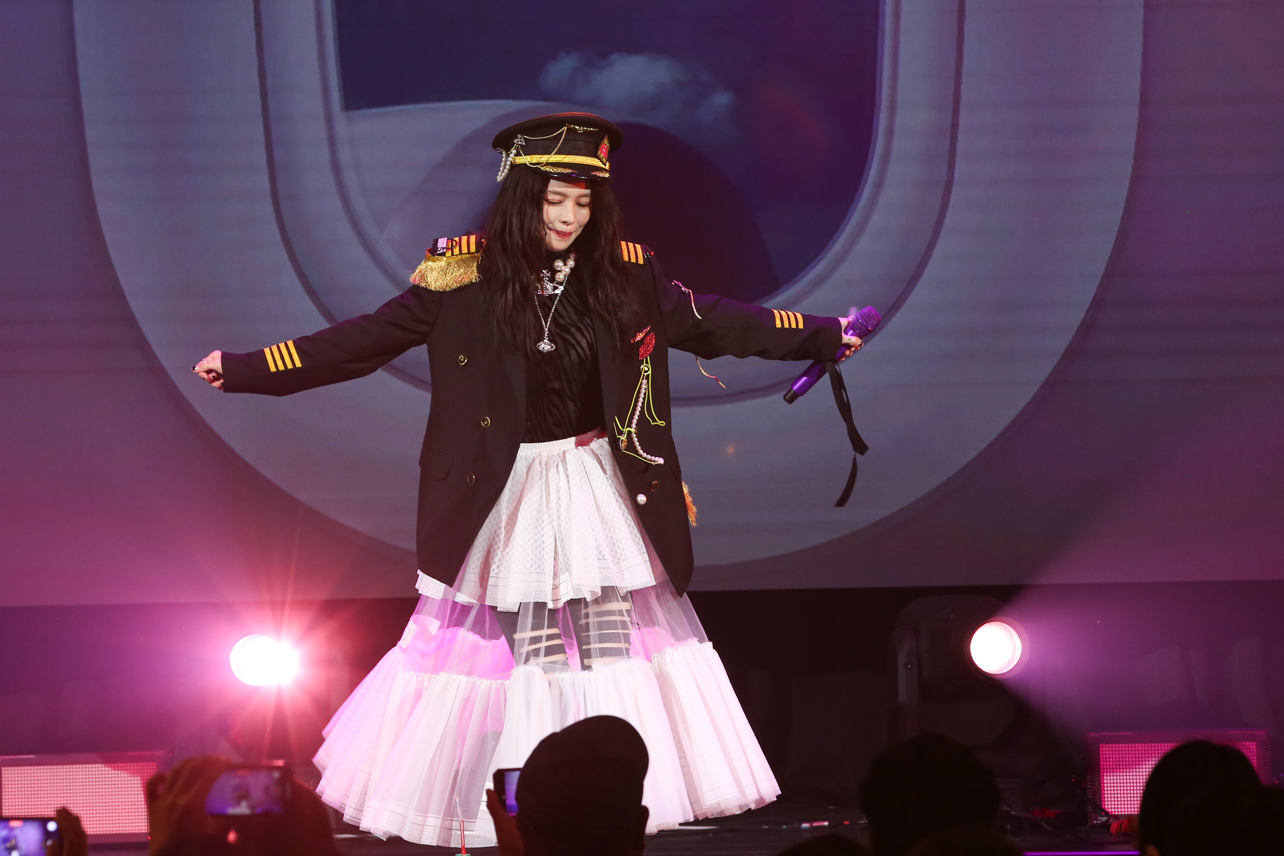 女神魅力嗨翻全場，經典歌+冷門紅歌曲唱不停，首唱新單曲〈翅膀〉送粉絲，氣氛溫馨動人。