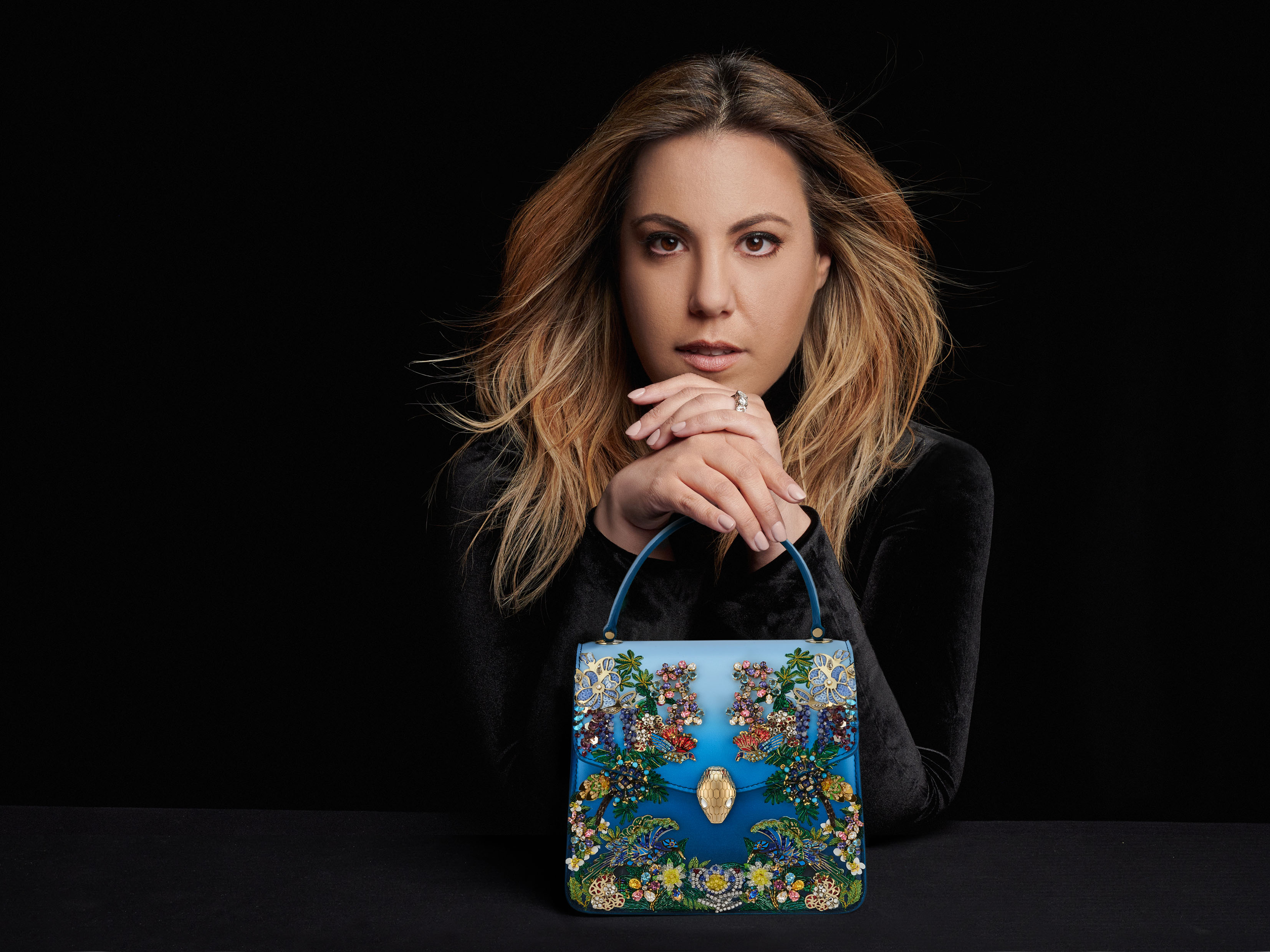 有「印花女王」美譽的時尚設計師Mary Katrantzou再度與BVLGARI攜手合作，推出奢華的聯名系列。（寶格麗提供）