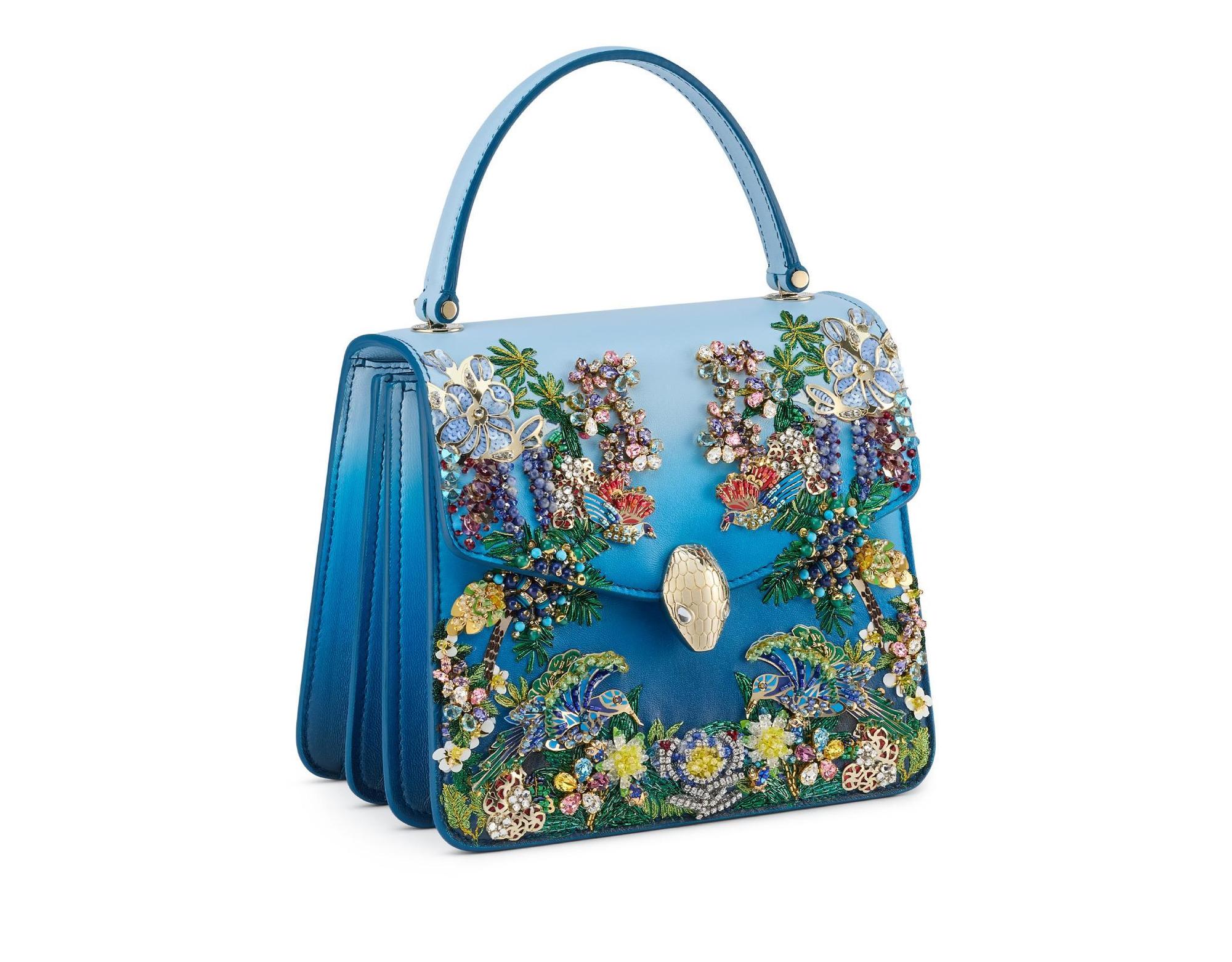 Mary Katrantzou X BVLGARI Serpenti Forever聯名系列Serpenti Tropical Garden of Eden藍色小羊皮手提肩背包。NT$823,000(寶格麗提供)