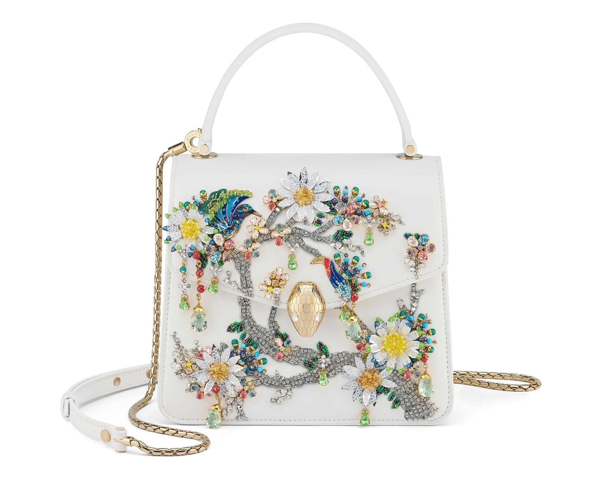 Mary Katrantzou X BVLGARI Serpenti Forever聯名系列Serpenti Tree of Life白色小羊皮手提肩背包。NT$790,000(寶格麗提供)